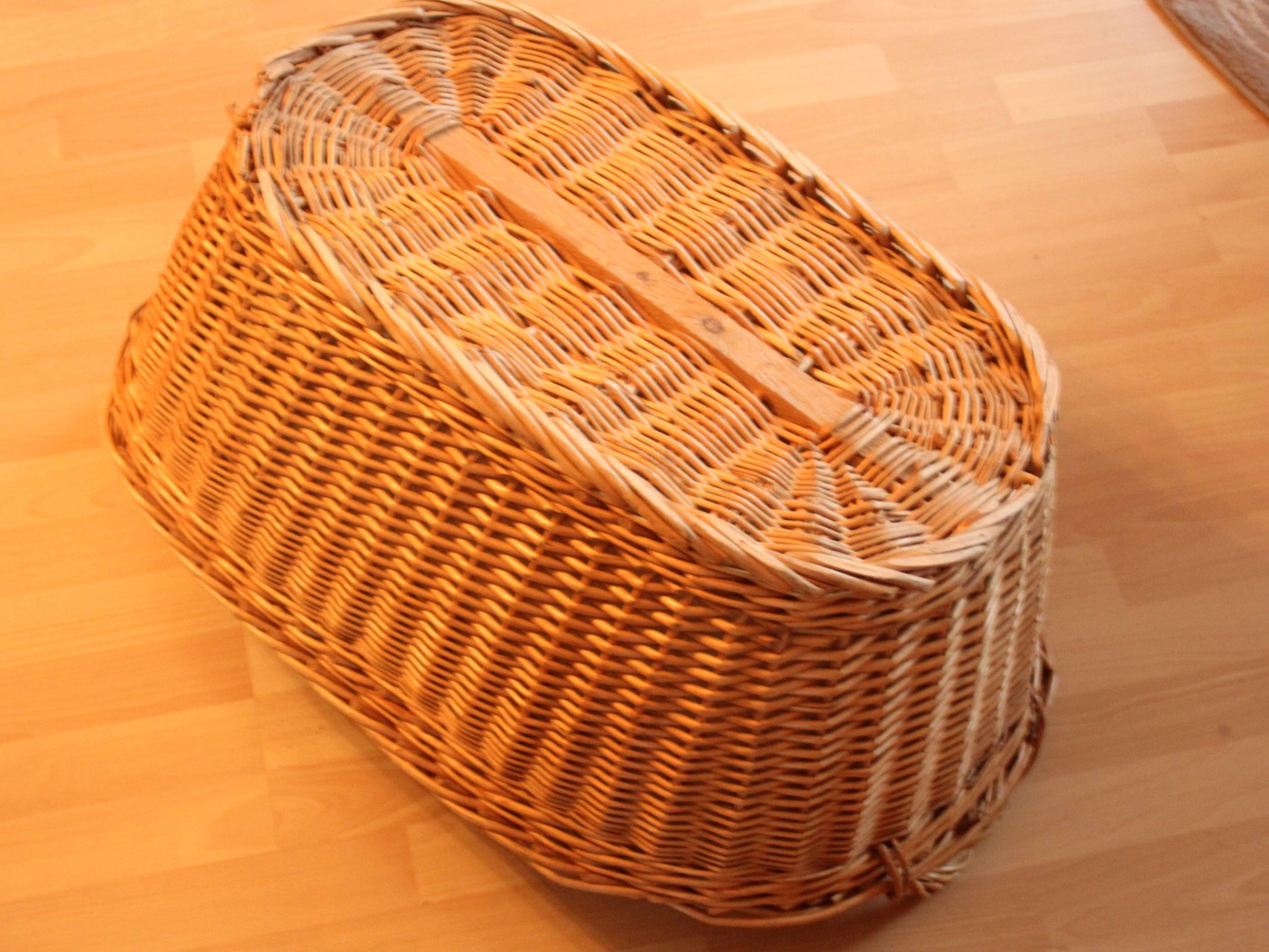 Panier de blanchisserie en osier avec deux poignées