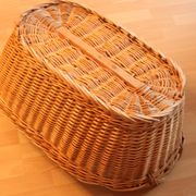 Panier de blanchisserie en osier avec deux poignées