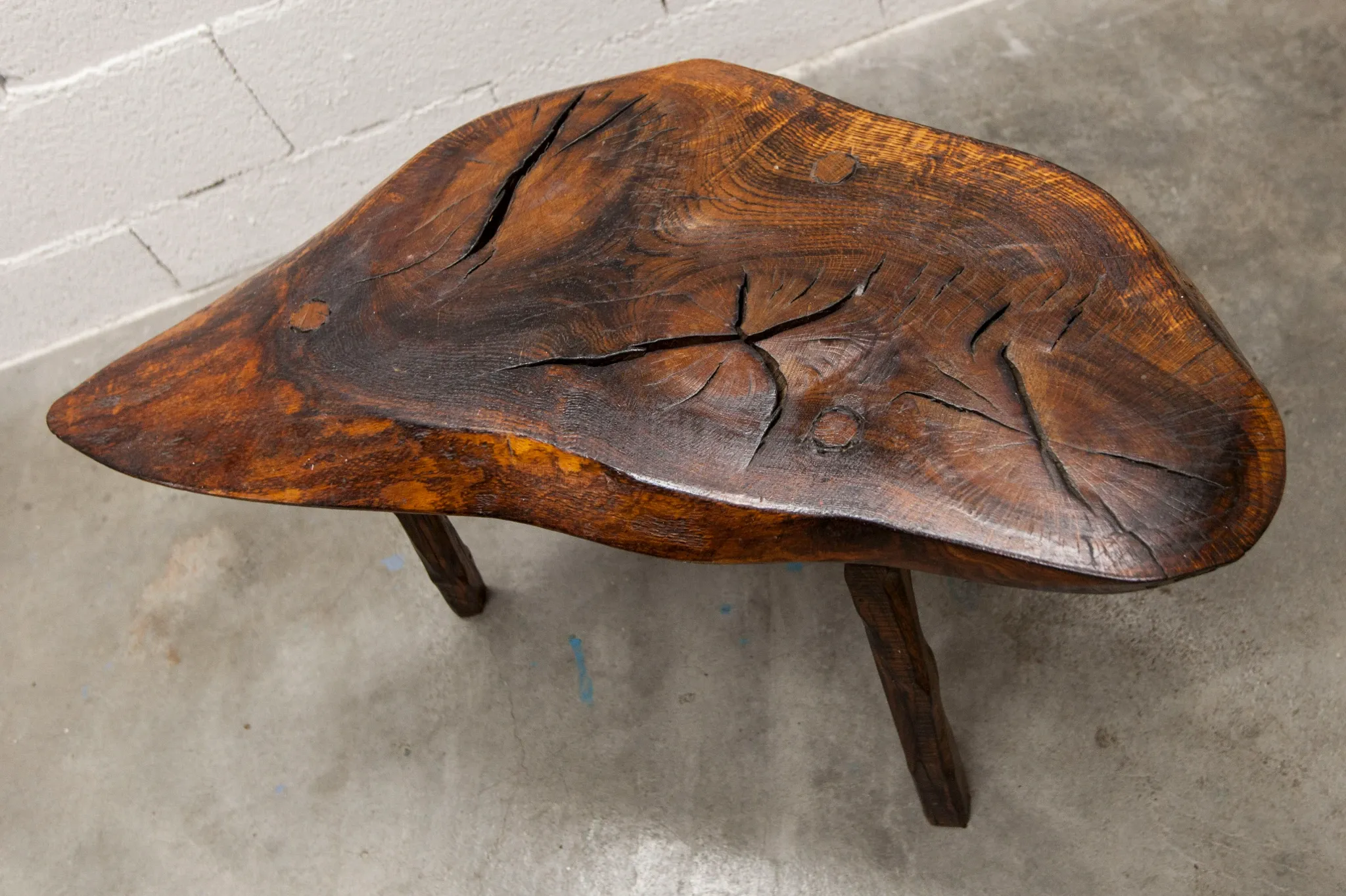 Table basse ou d'appoint brutaliste tripode asymétrique atypique 1960