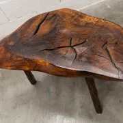 Table basse ou d'appoint brutaliste tripode asymétrique atypique 1960