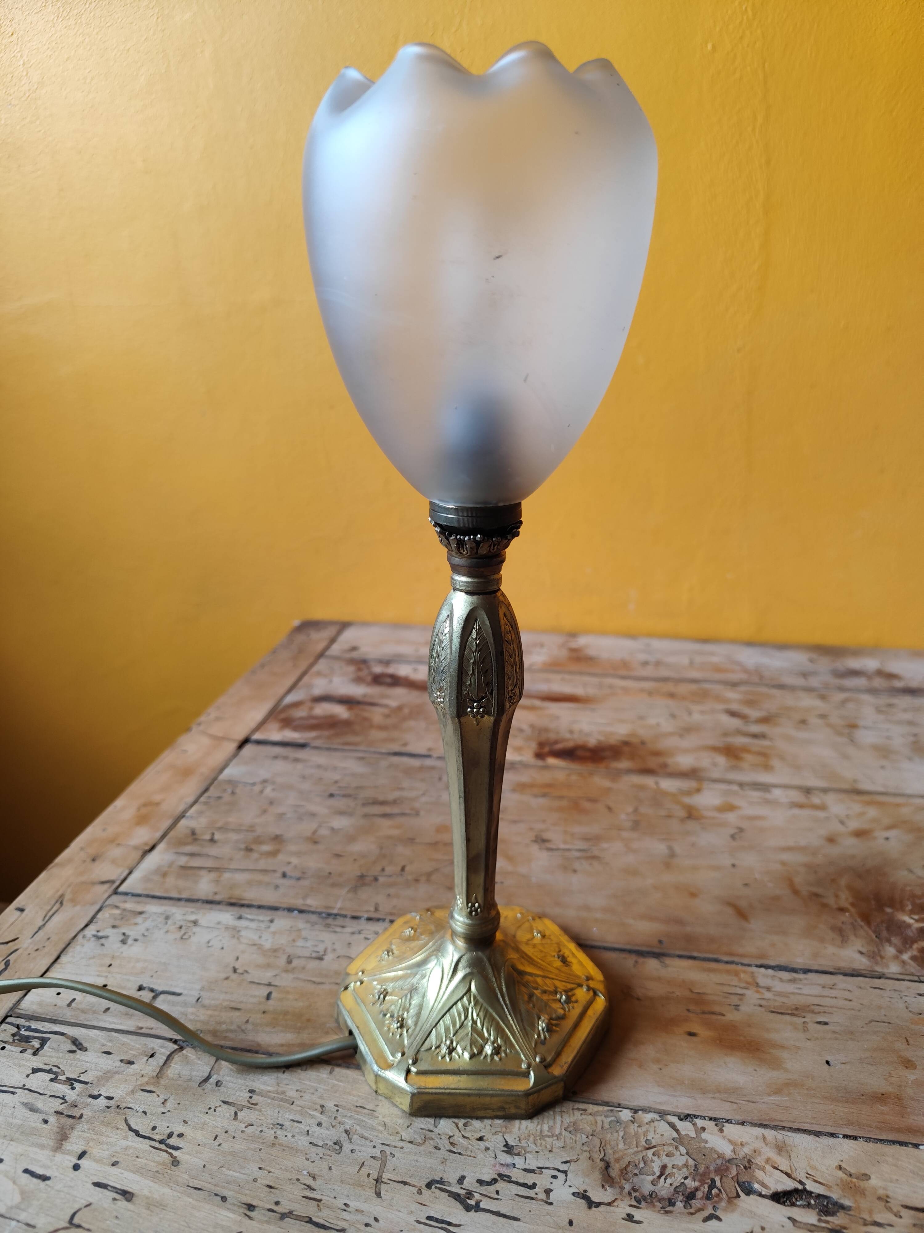 Lamp with a 19th-century chiseled bronze base and antique glass shade
