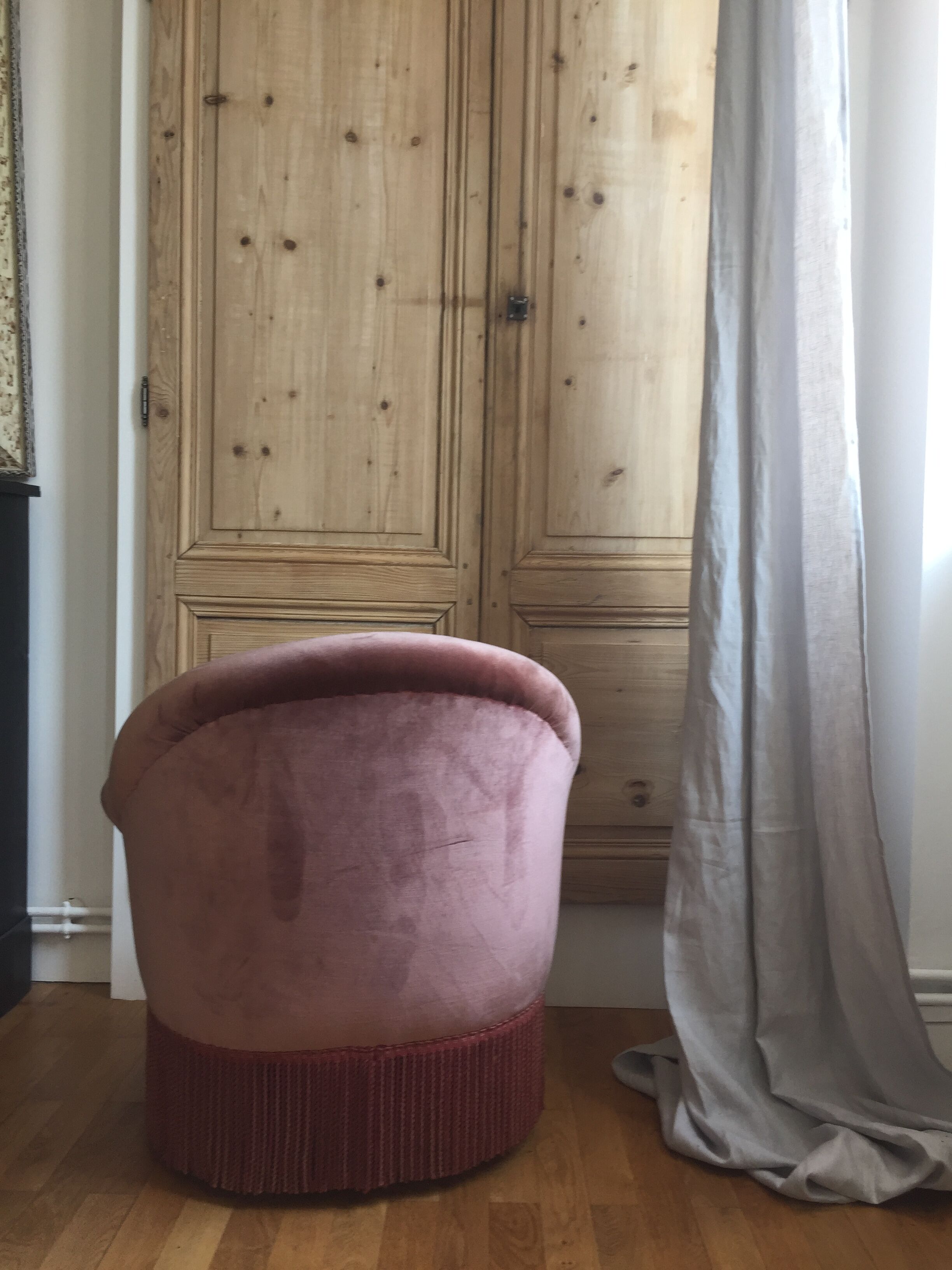 Pink velvet toad armchair