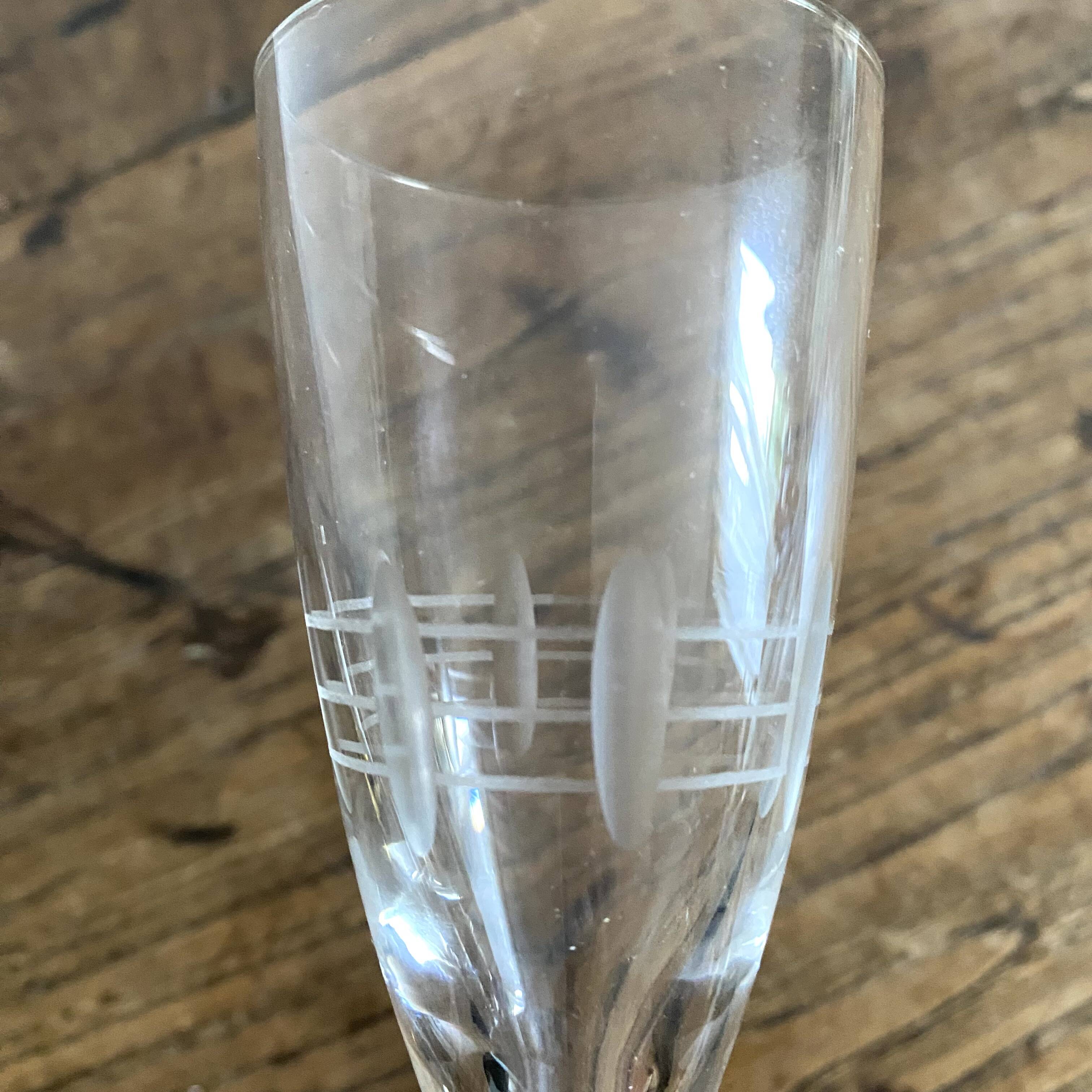 Chiseled decoration flutes