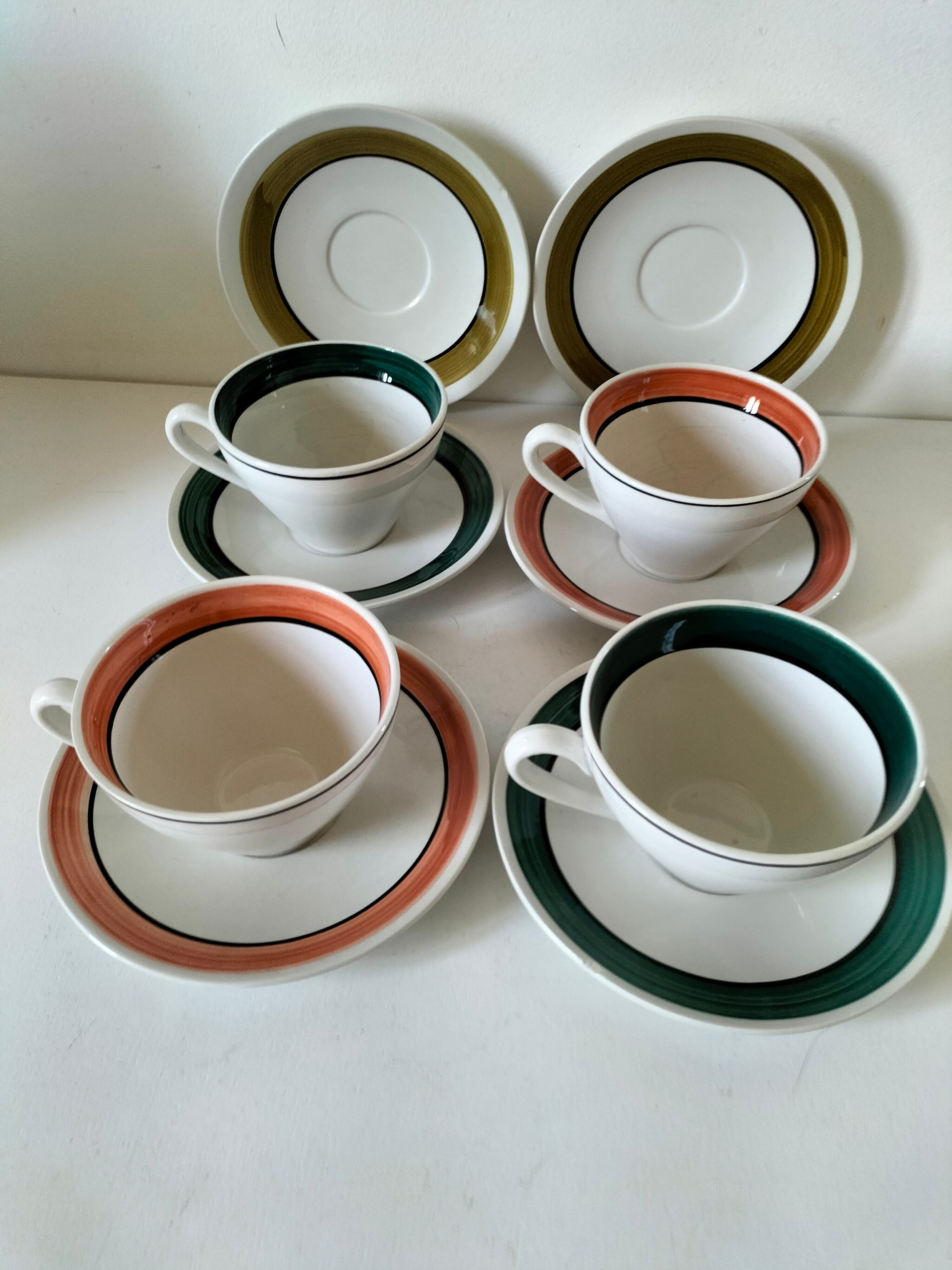 Ensemble de 4 grandes tasses vintage et 6 sous-tasses graphiques