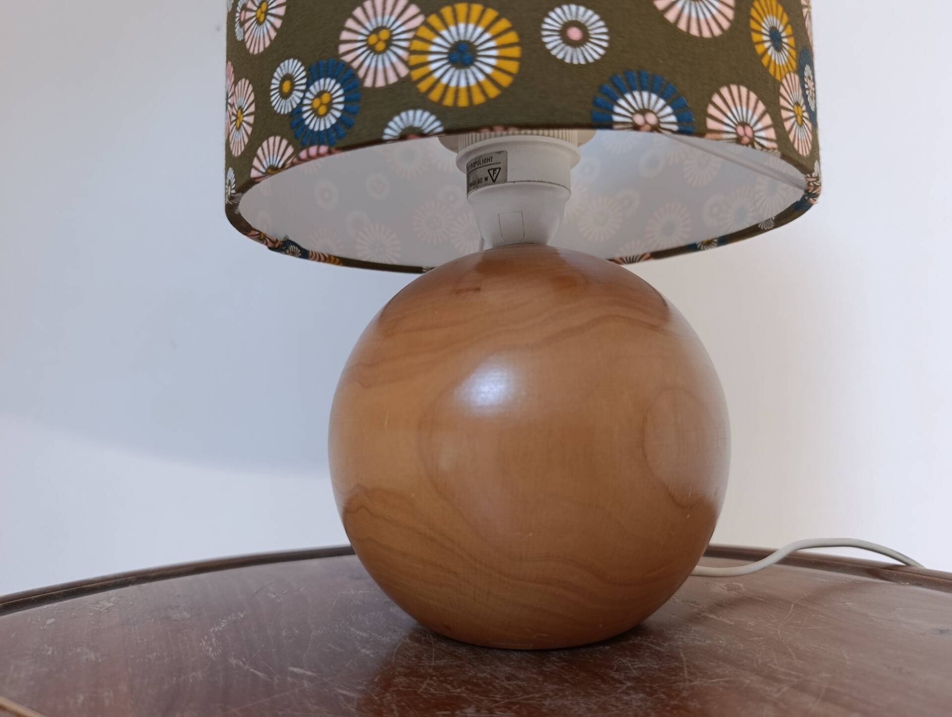 Lampe en bois rond et abat-jour kaki imprimé soleil levant