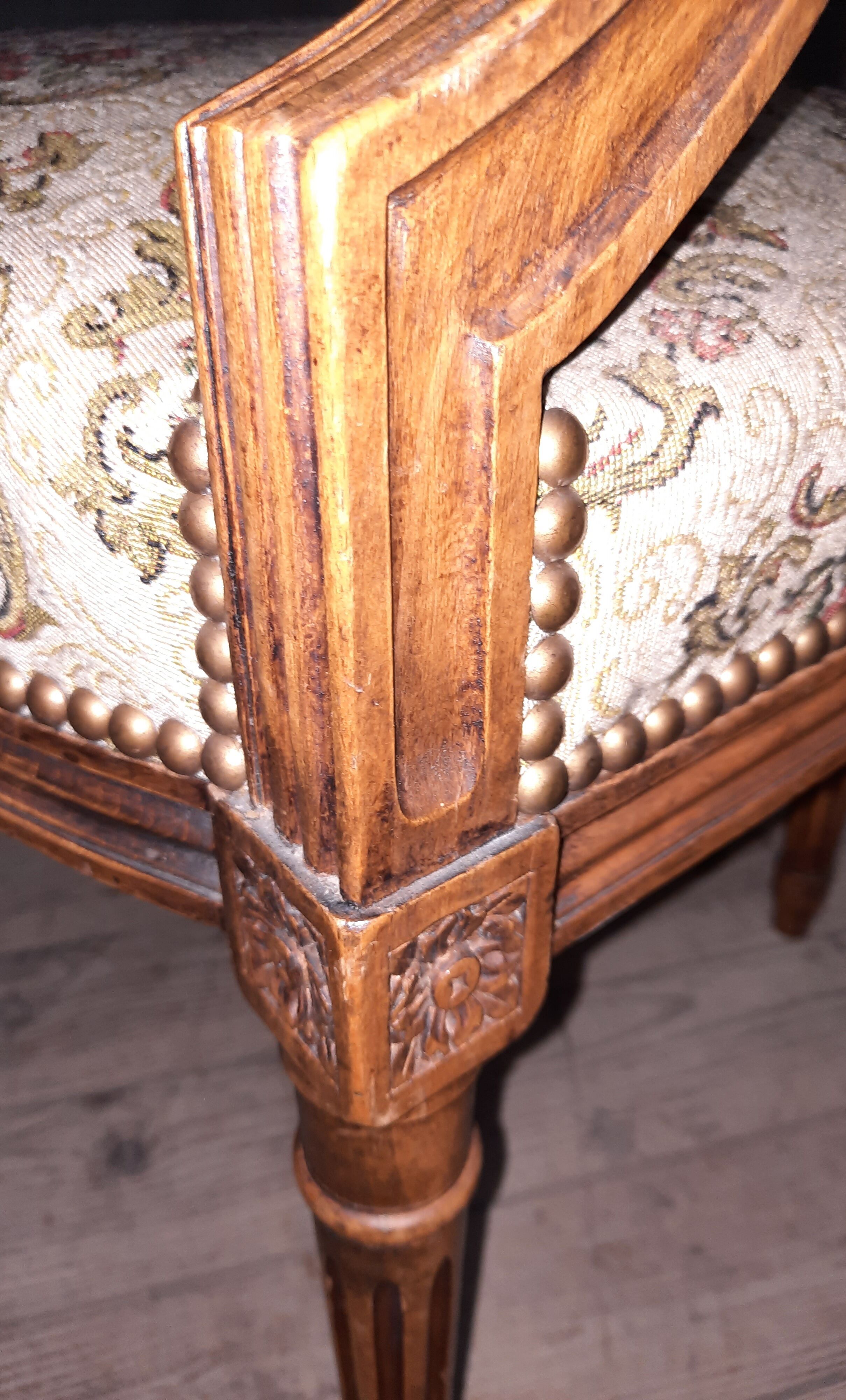Paire de fauteuils de style Louis XVI