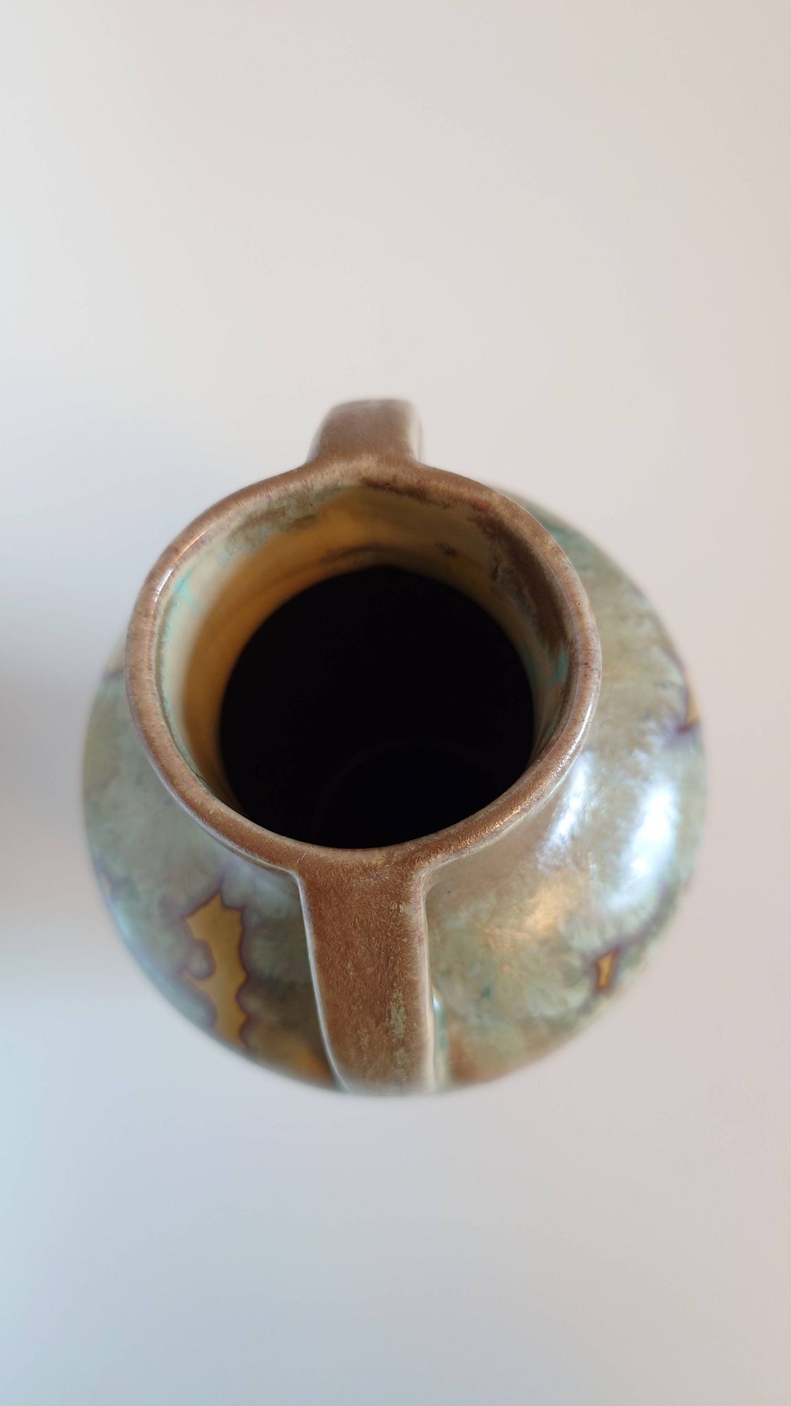 Vase en céramique à émail cristallisé irisé, deux anses, pièce décorative