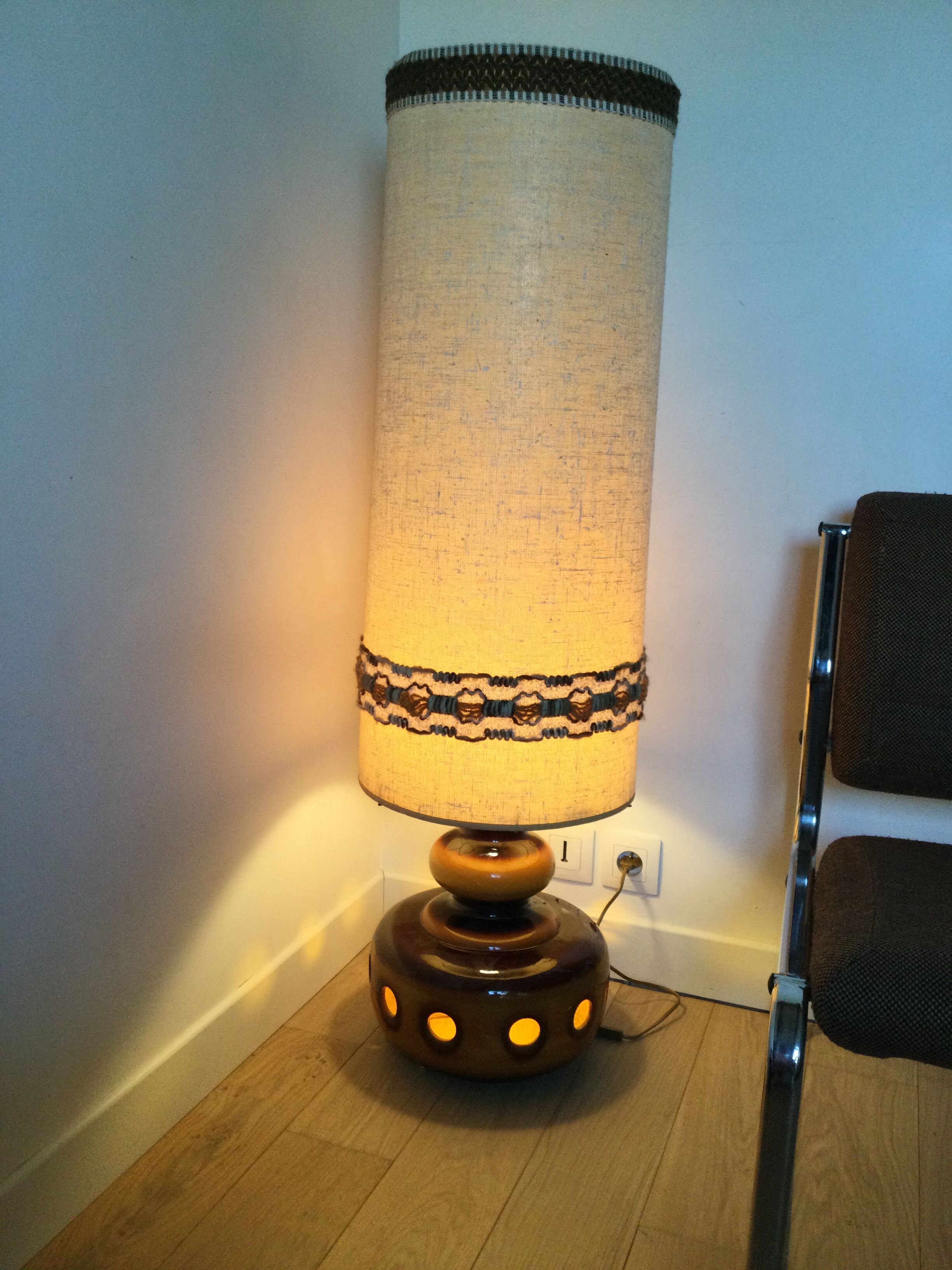 Vintage ceramic foot lamp to lay