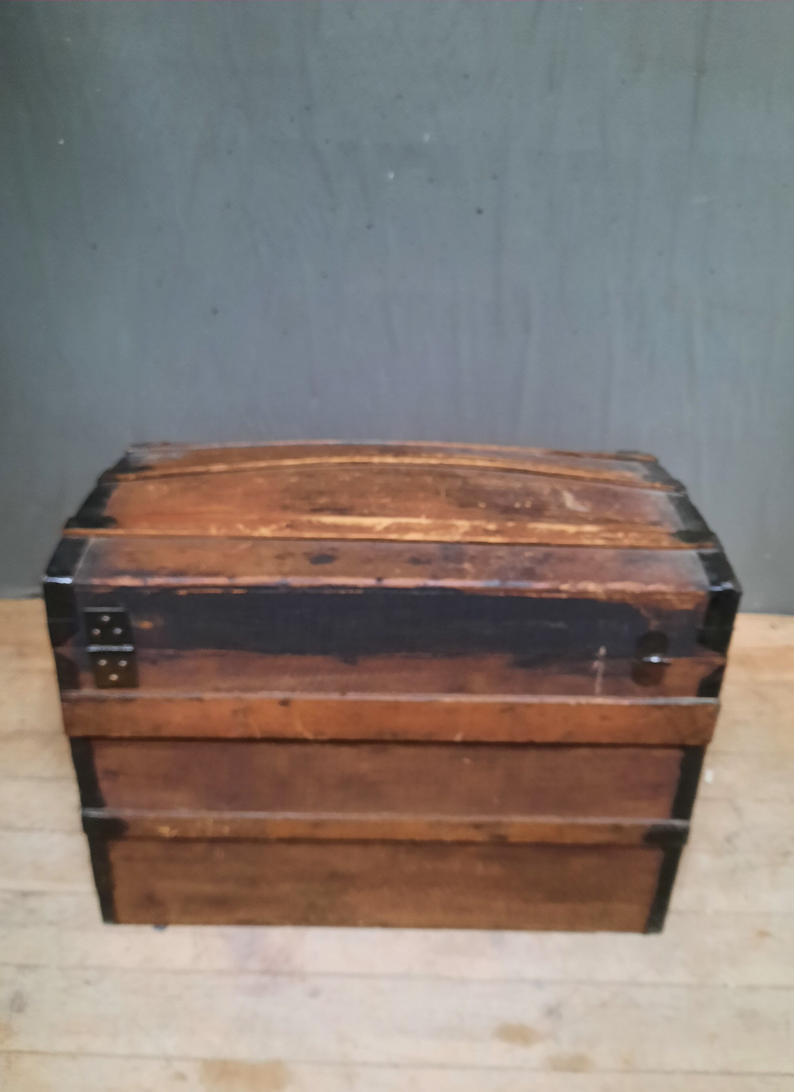 Coffre bombé en bois et métal