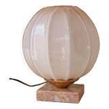 Lampe à poser globe rose en verre