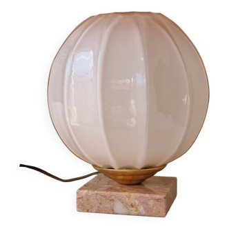 Lampe à poser globe rose en verre
