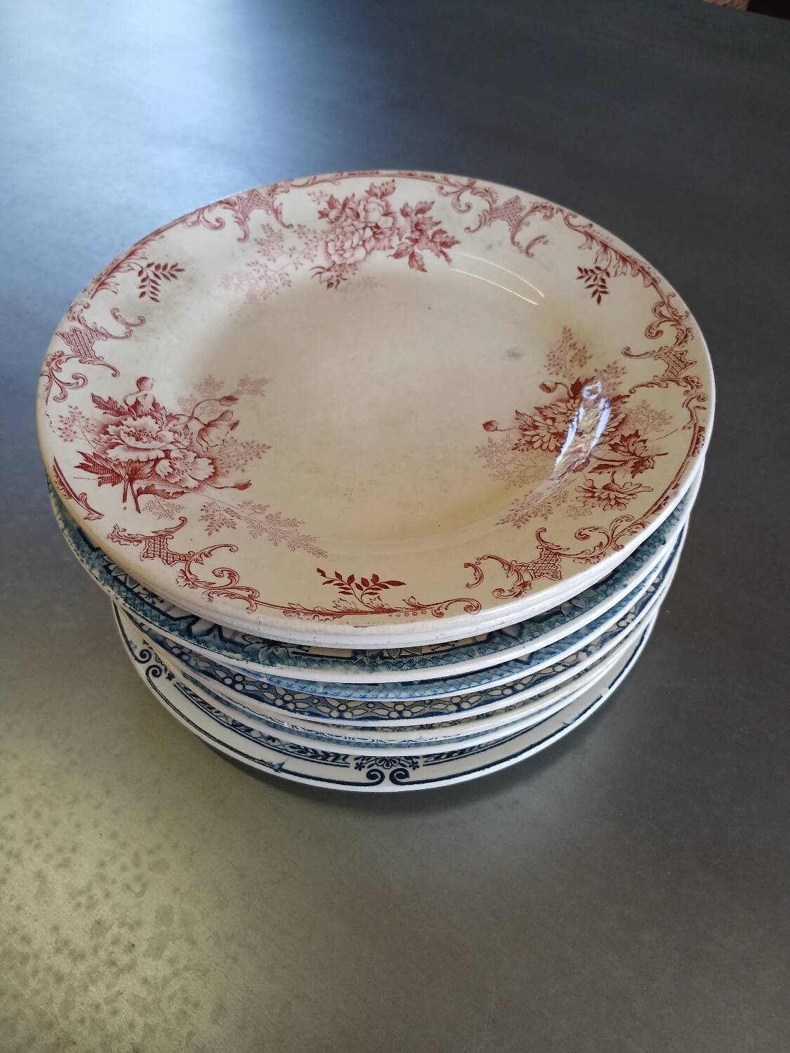 14 mismatched flat plates Terre de fer