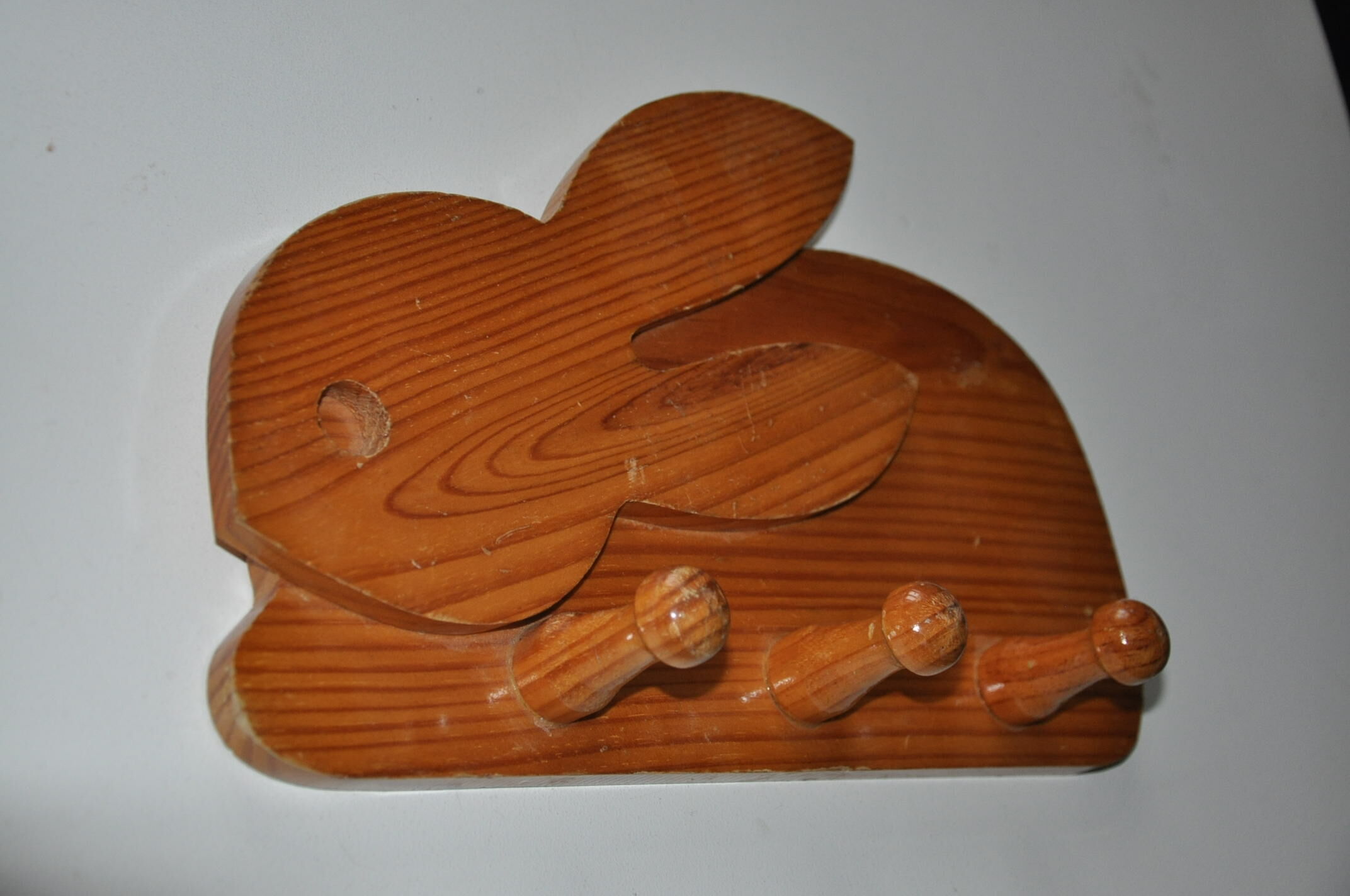 Patère enfant vintage en bois motif lapin