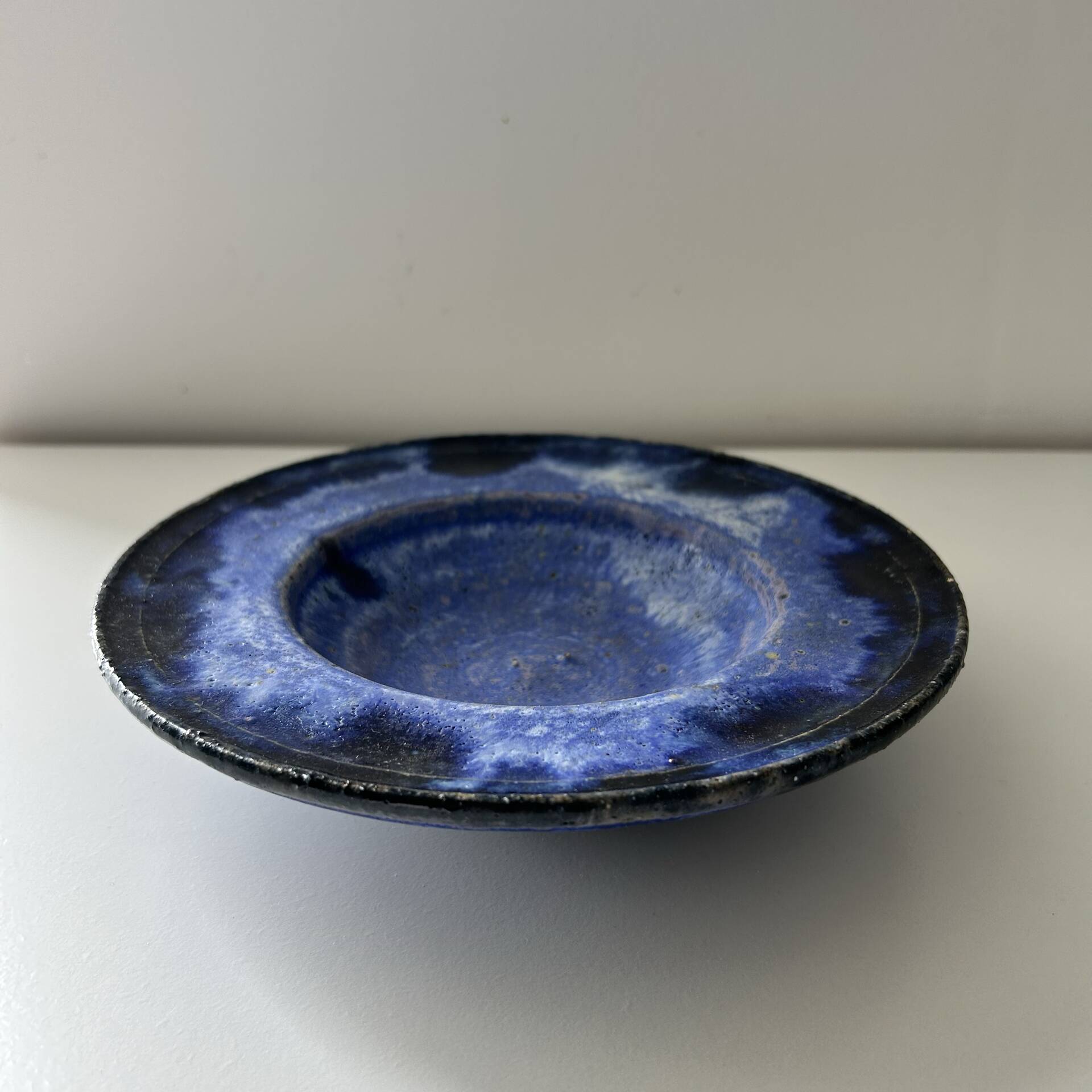 Plat creux bleu indigo signé