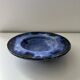 Plat creux bleu indigo signé