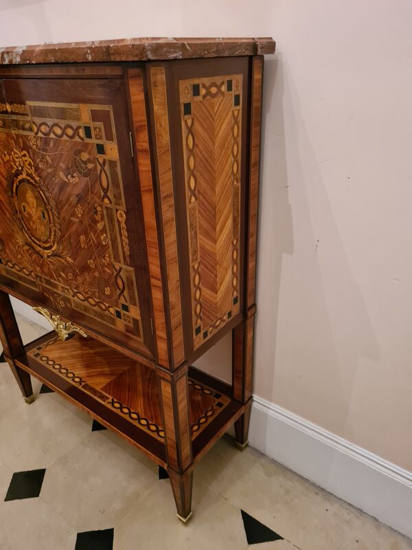 Buffet à vantaux style Louis XVI