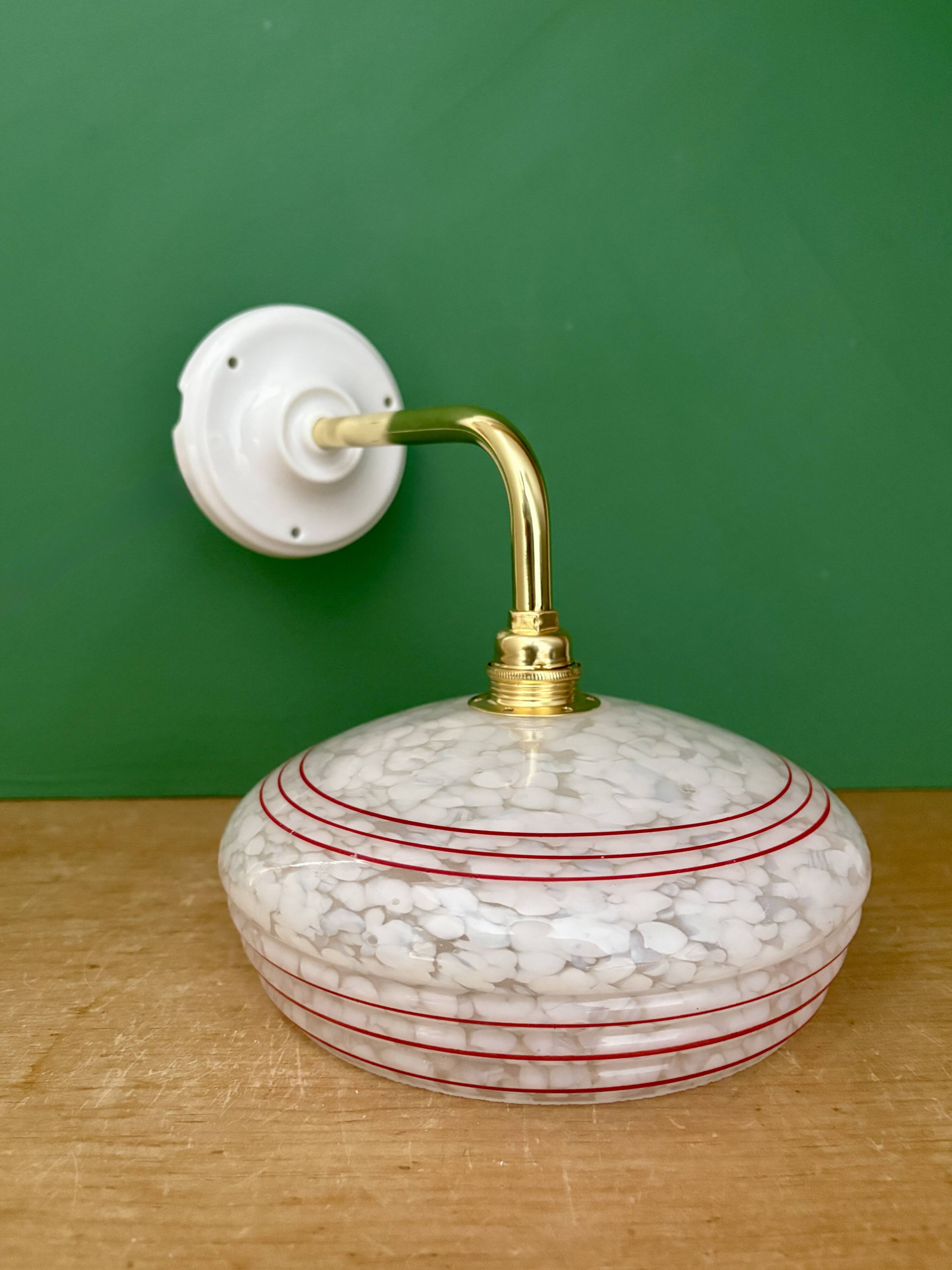 Applique coudée abat-jour vintage en verre de clichy blanc liserés rouges