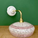 Applique coudée abat-jour vintage en verre de clichy blanc liserés rouges