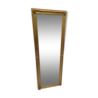 Miroir en bois sculpté doré