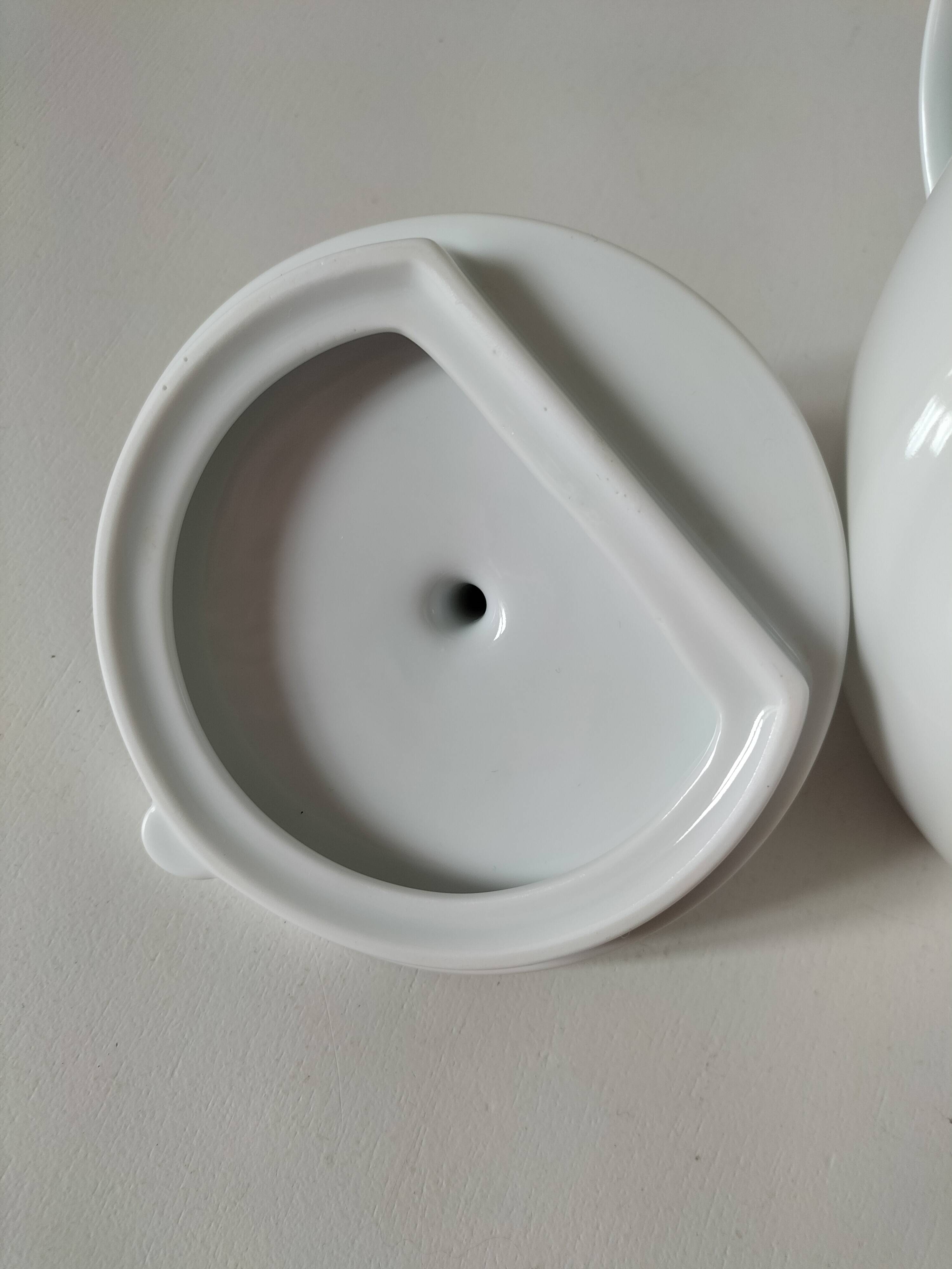 Graphic teapot in white porcelain with a minimalist design.