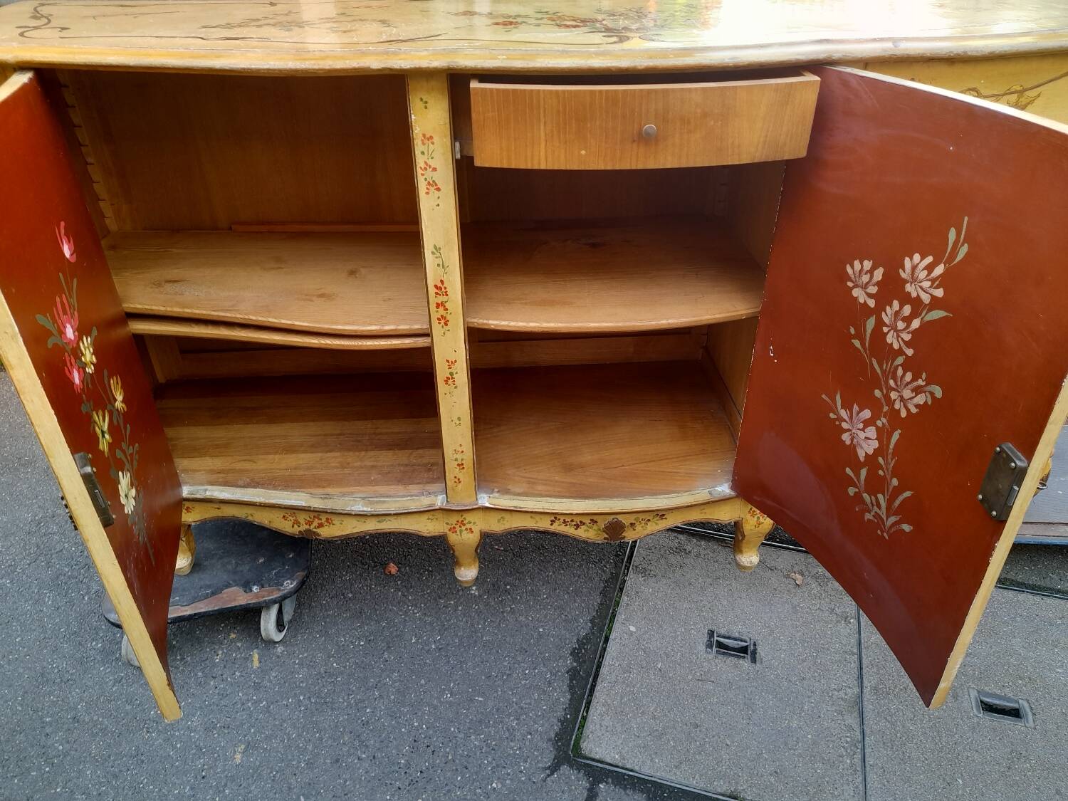 Venetian style lacquered 3-door sideboard