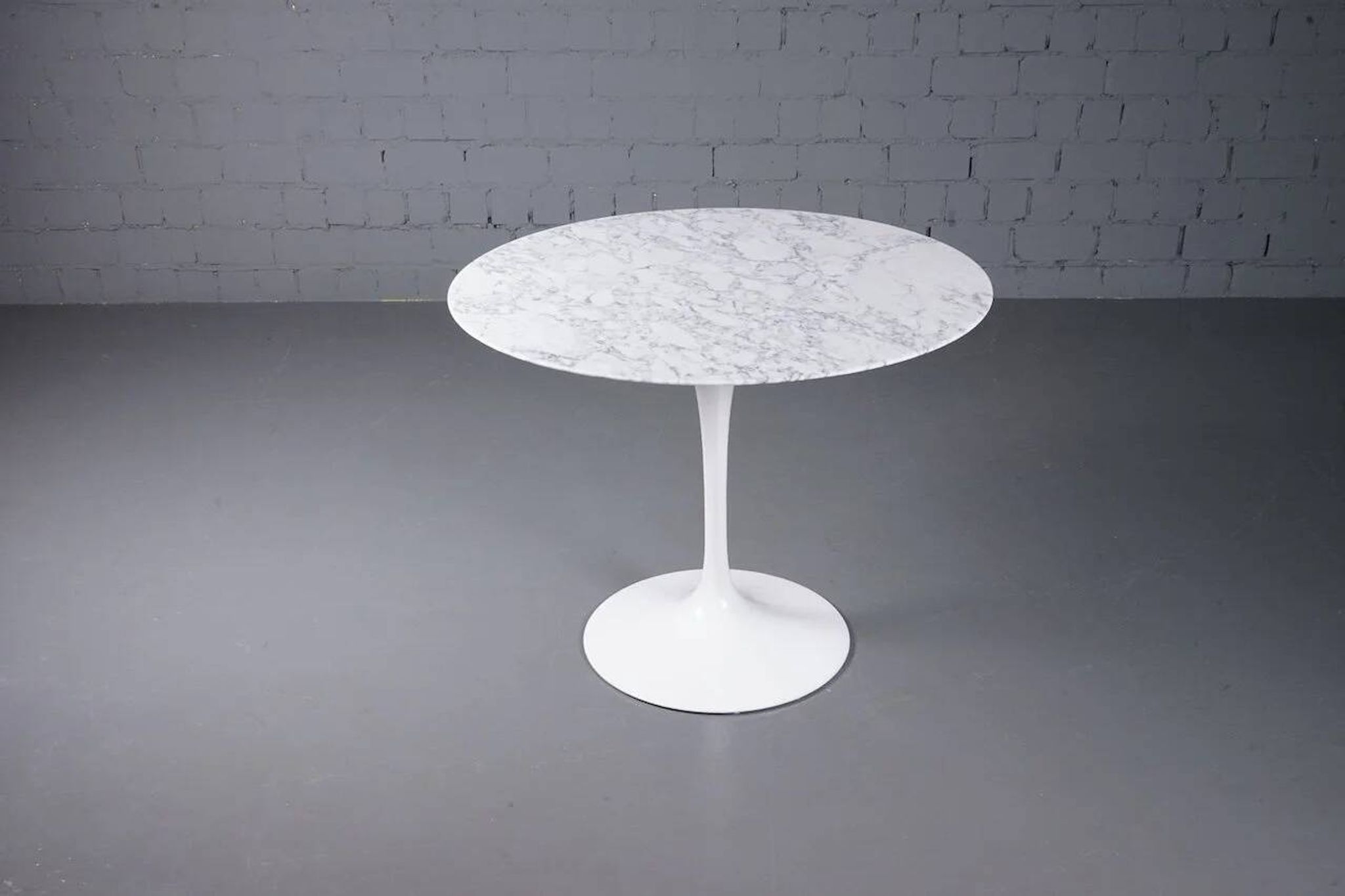 Tulip dining table by Eero Saarinen for Knoll Int. ⌀ 91.5 cm