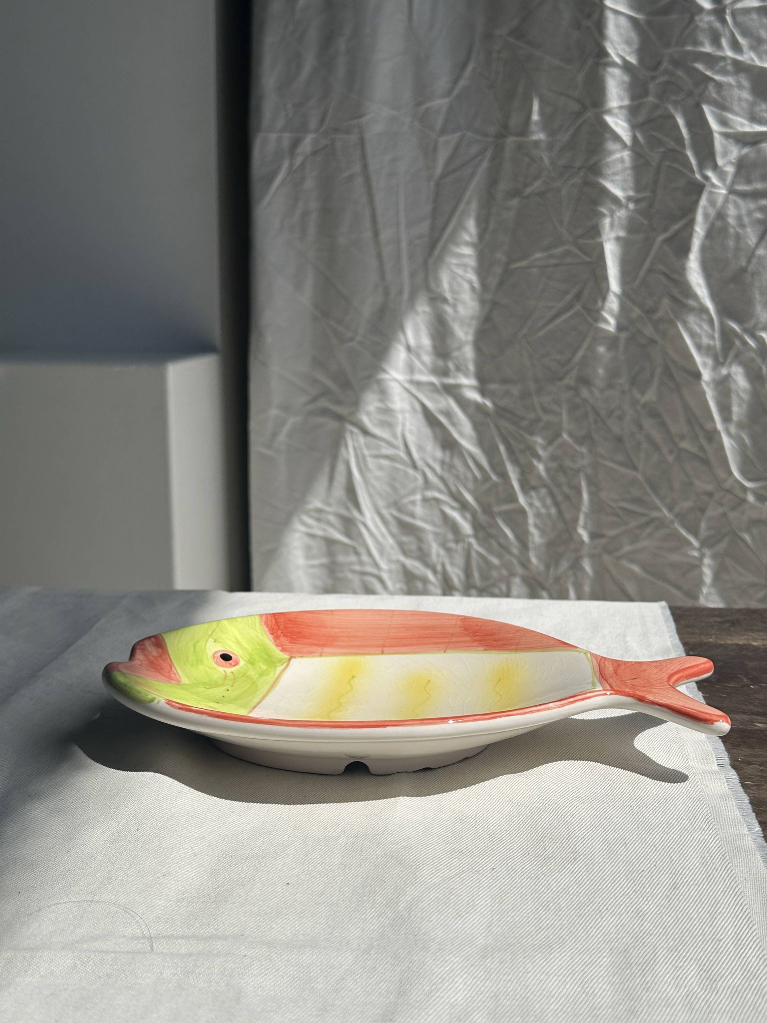 Duo of dishes in the shape of vintage colorful fish