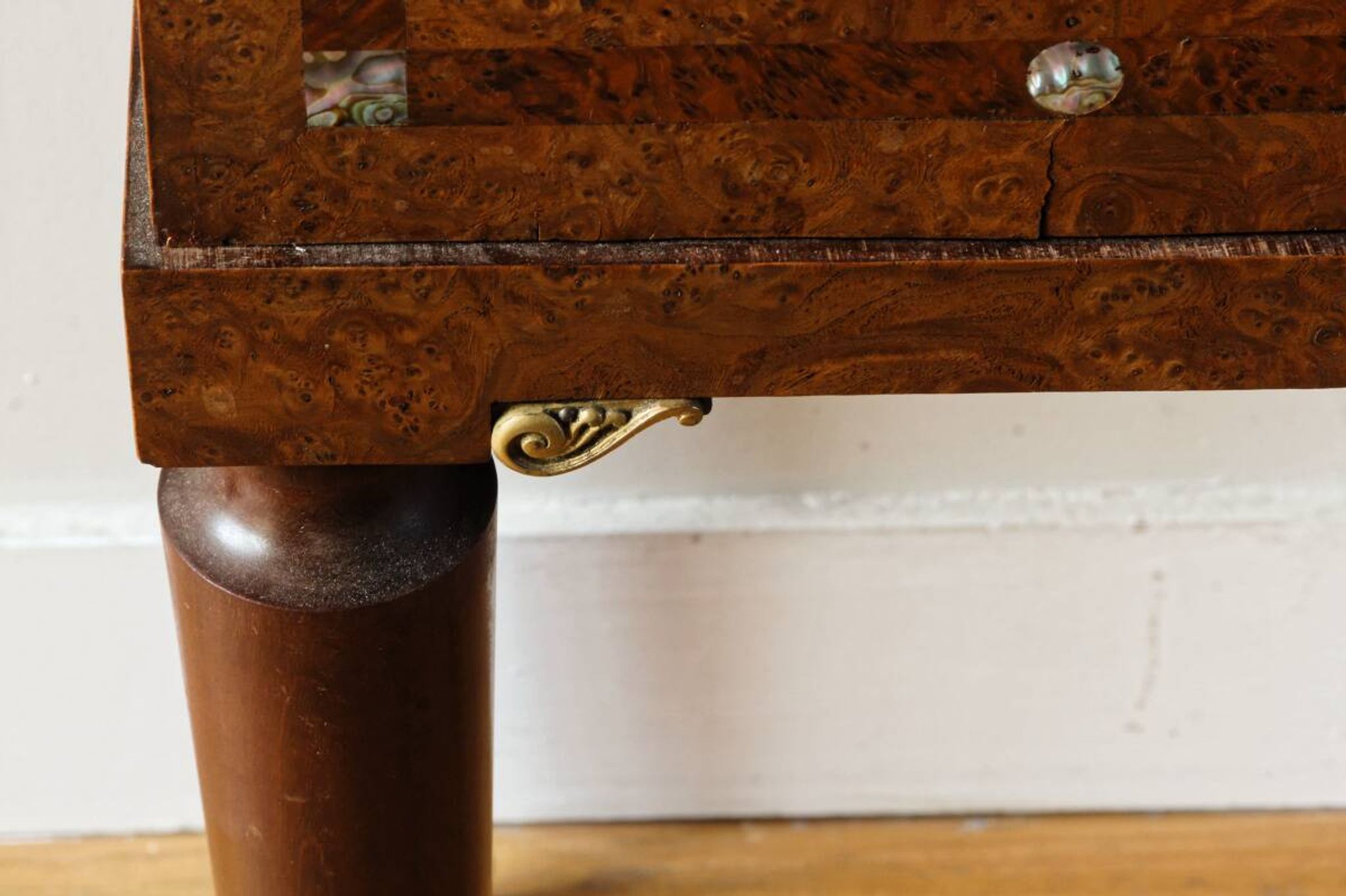 Table de chevet néoclassique, dans le goût anglais Regency Wedgewood