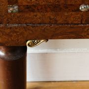 Table de chevet néoclassique, dans le goût anglais Regency Wedgewood