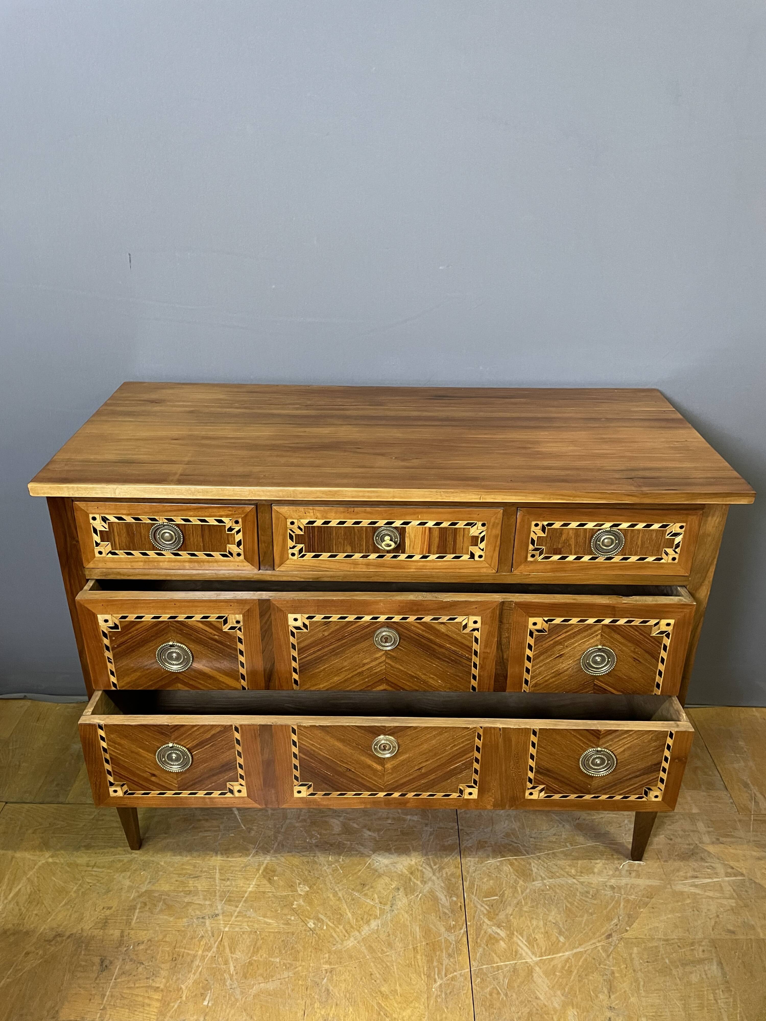 commode de style Louis XVI en bois fruitier