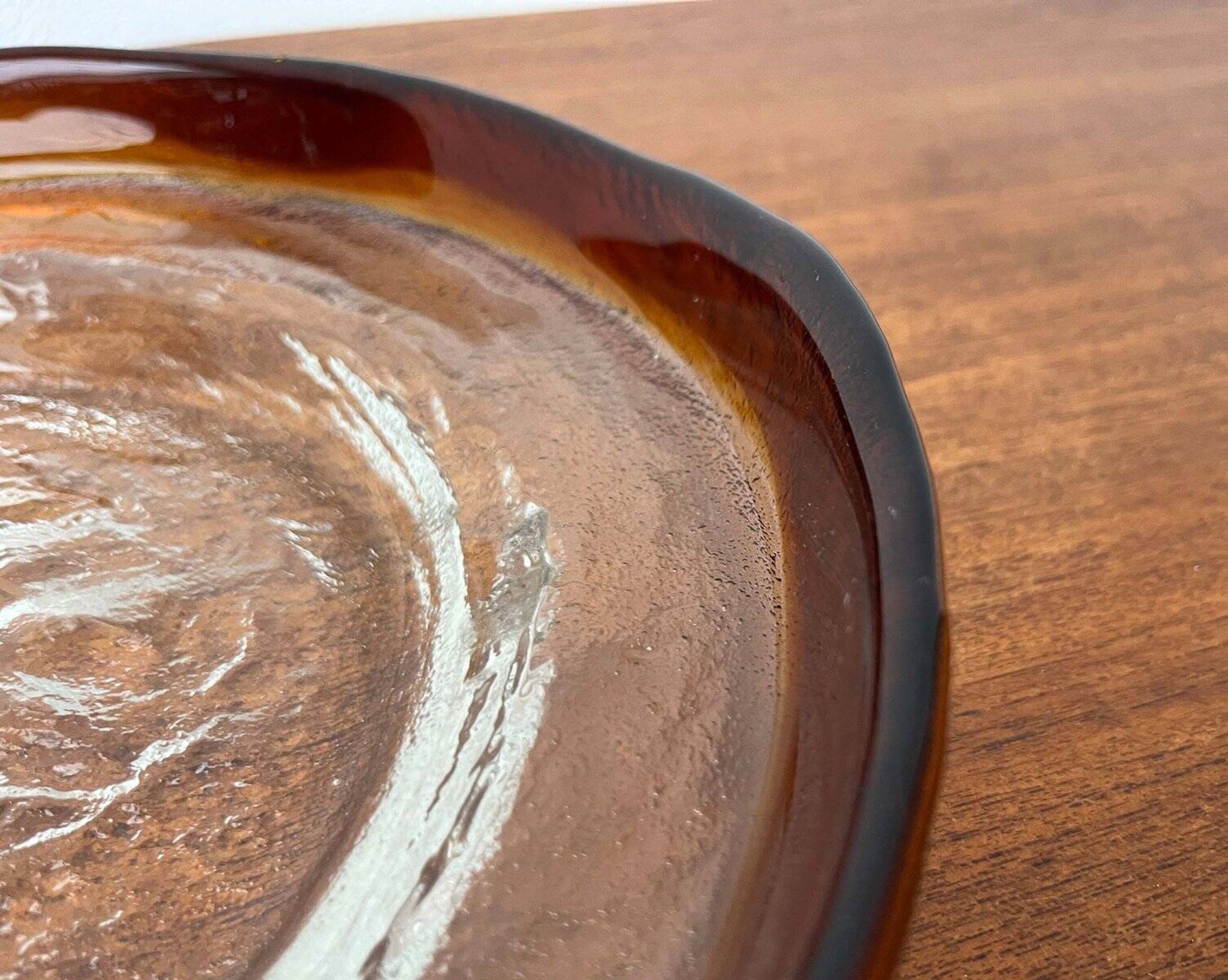 Modern mid-century glass bowl by Pertti Santalahti for Humppila, Finland, 1960s.