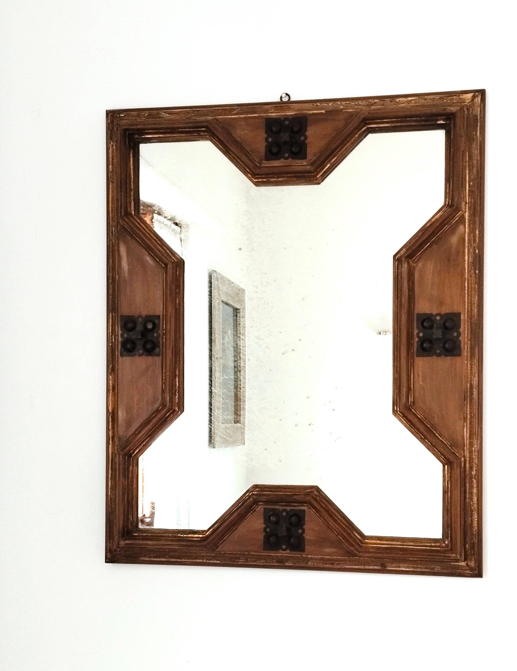 Miroir italien mid-century – cadre en bois patiné et éléments en fer forgé