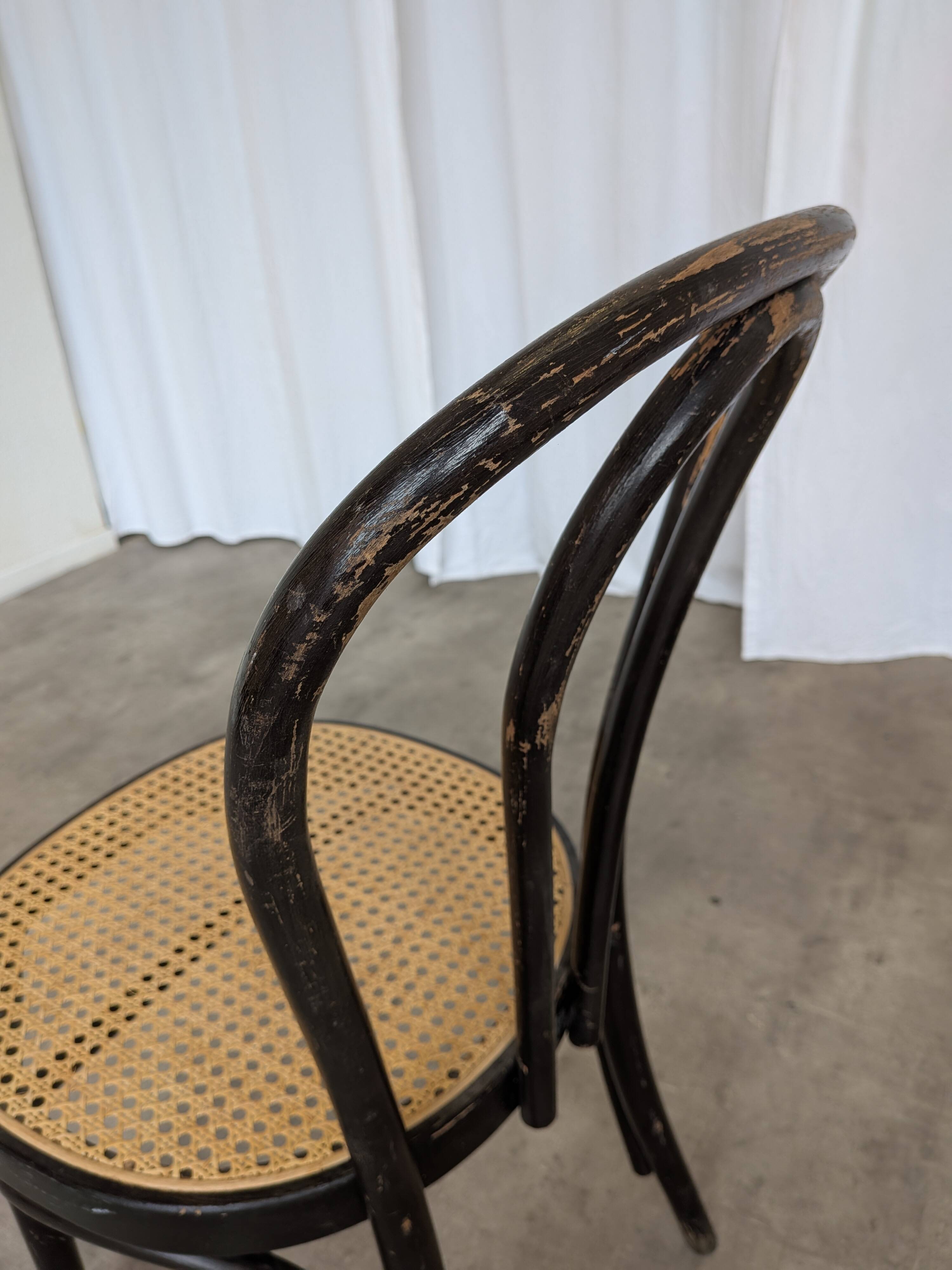 Chaise de salle à manger vintage en bois cintré : siège en osier noir de style Thonet