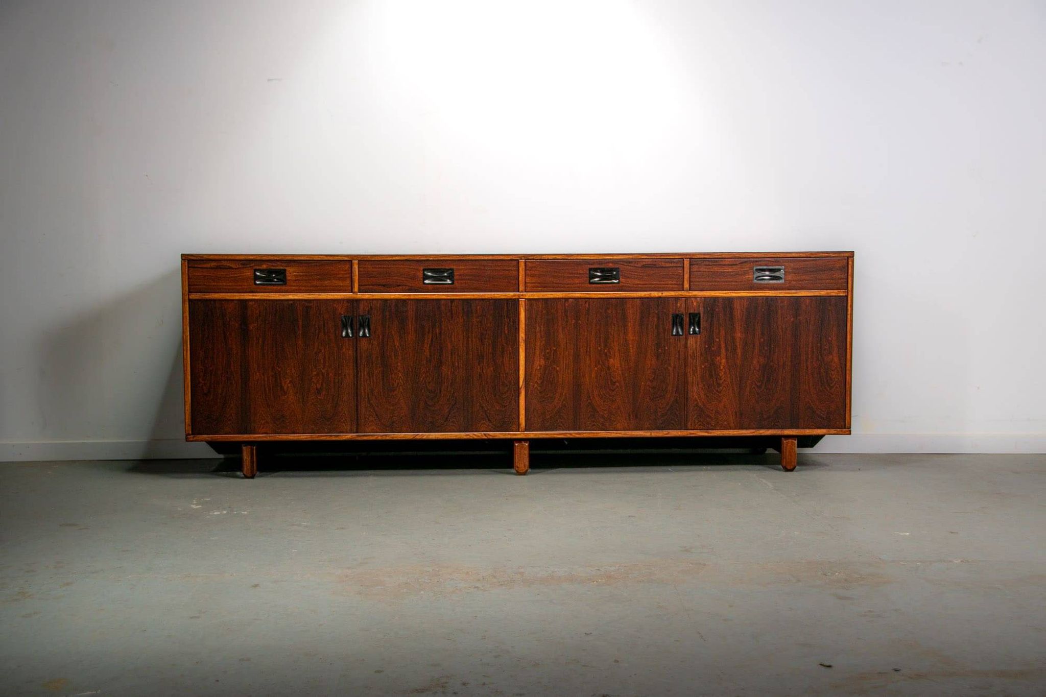 Buffet Stildomus avec des détails en laiton
