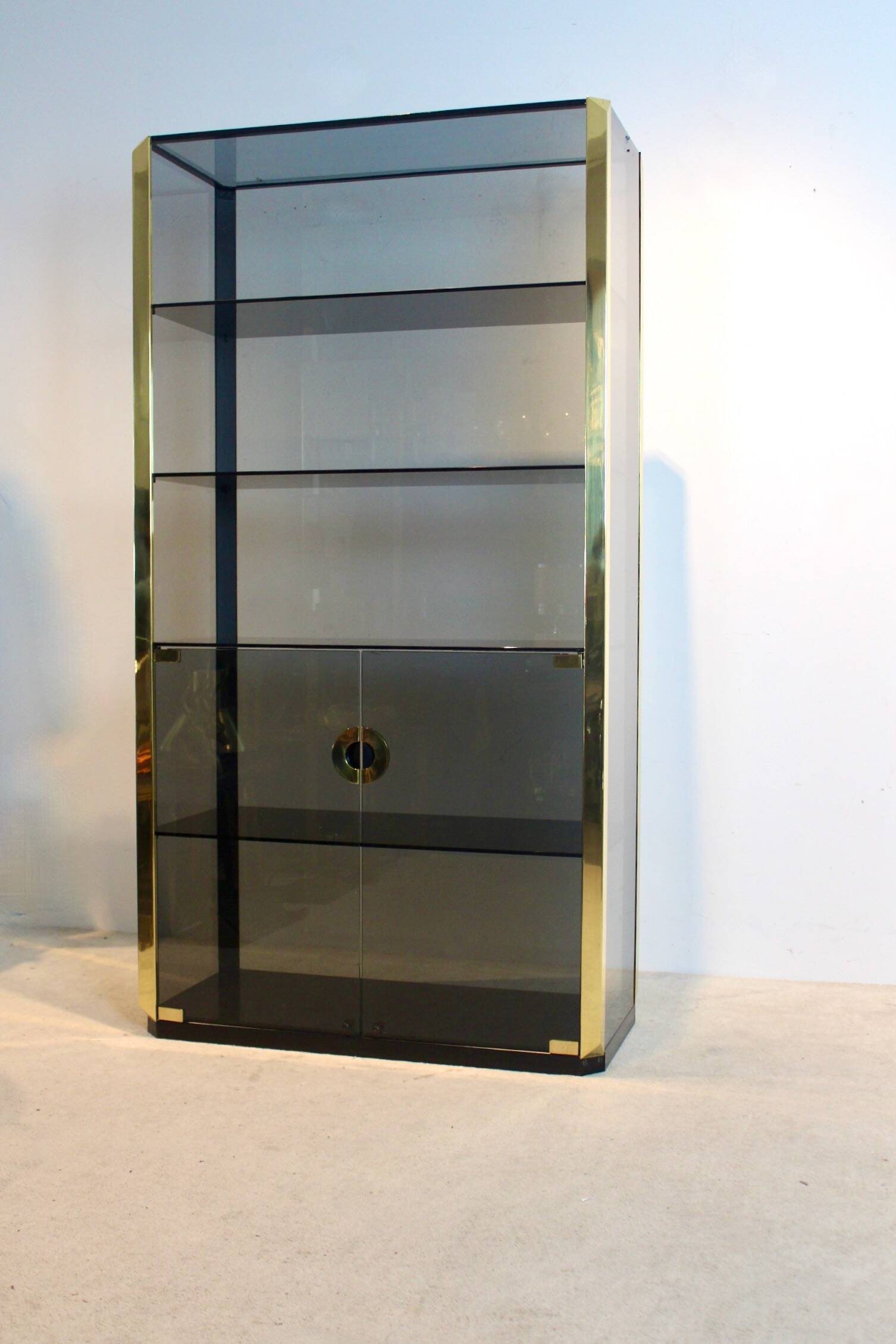 Armoire en verre fumé et laiton