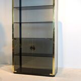 Armoire en verre fumé et laiton
