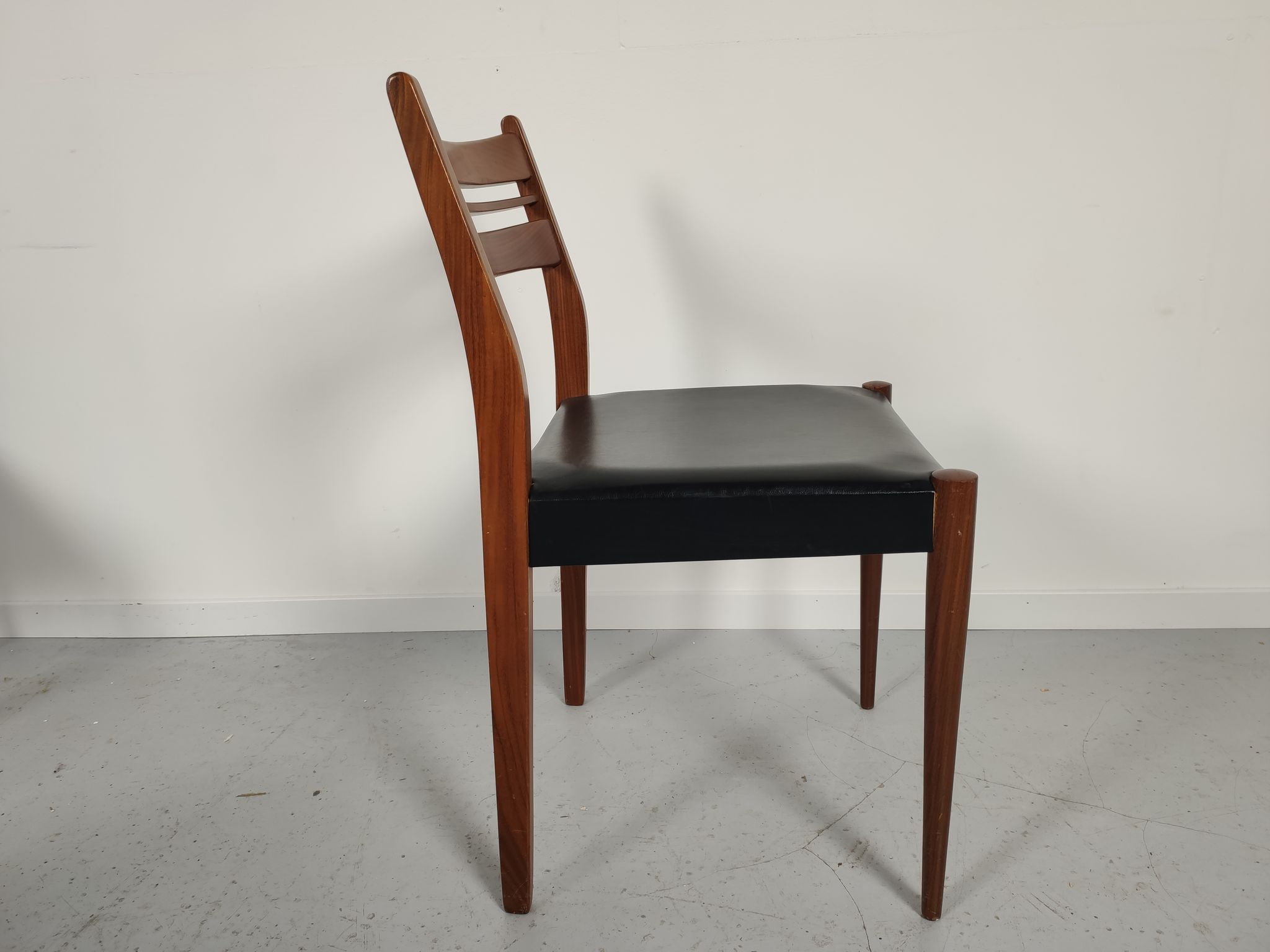 Lot of 6 vintage skai Scandinavian chairs 60s/70s