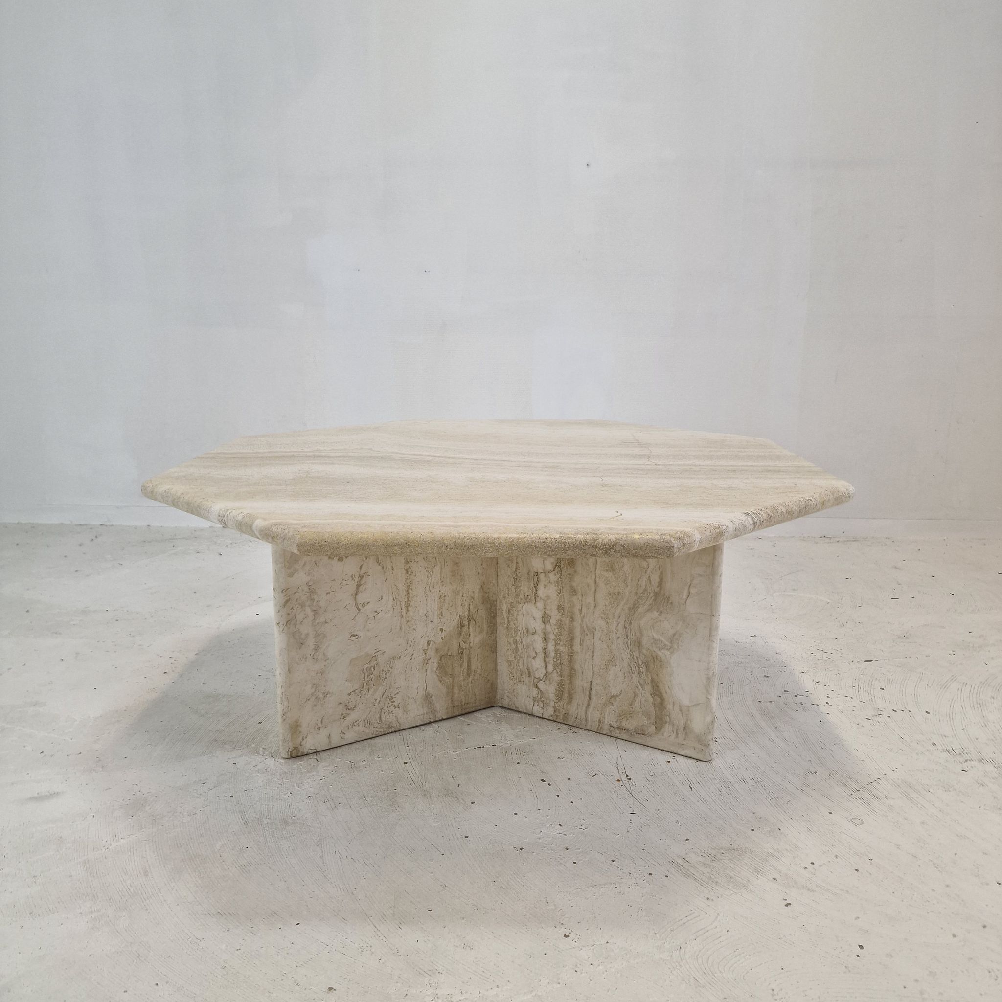 Table basse octogonale italienne en travertin, années 1980.