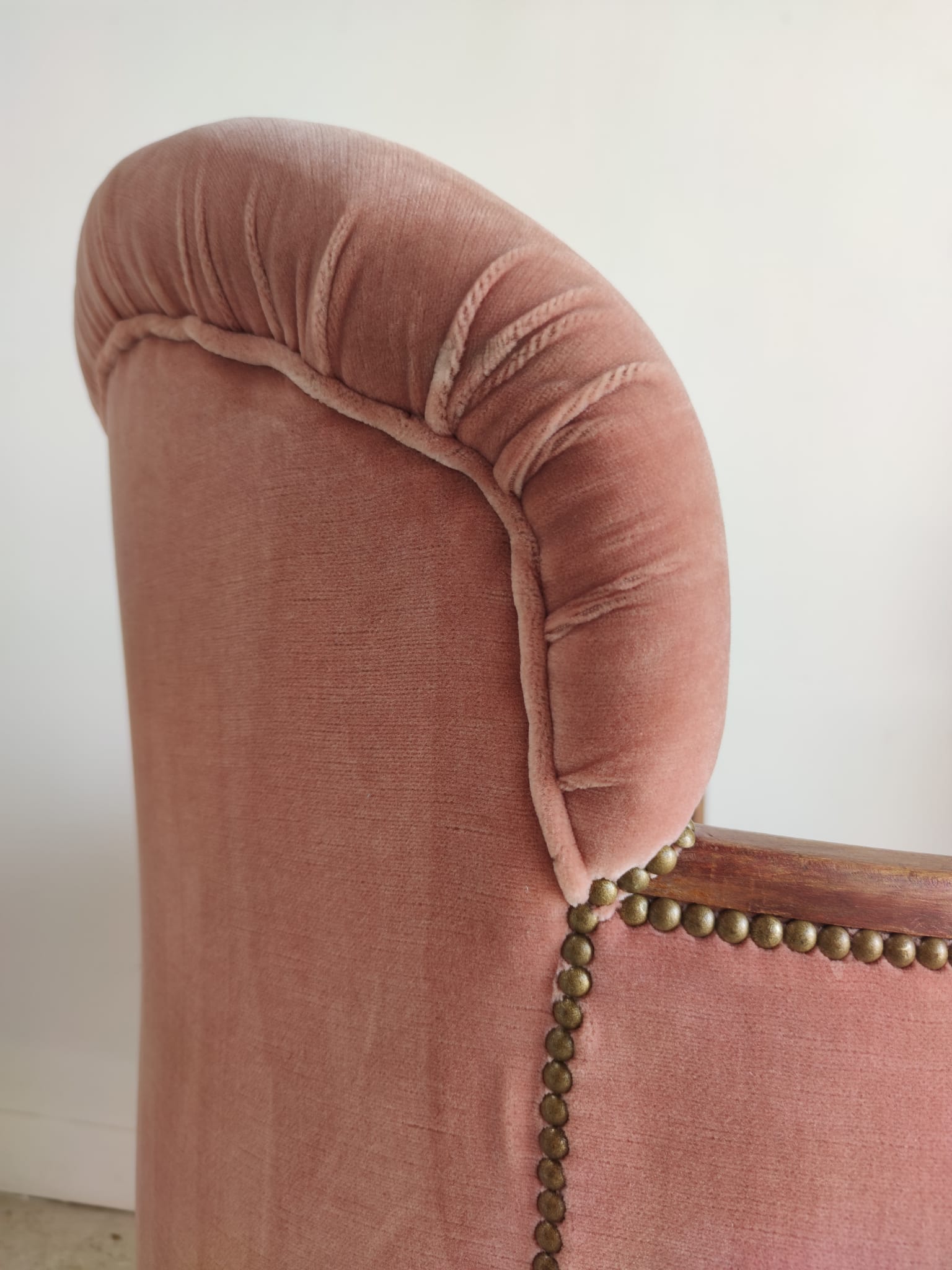 Armchair art deco pink velvet trim