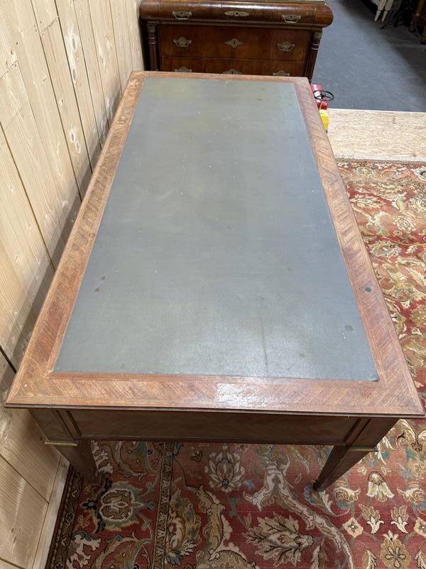 Bureau plat de style Louis XVI en marqueterie 196 cm