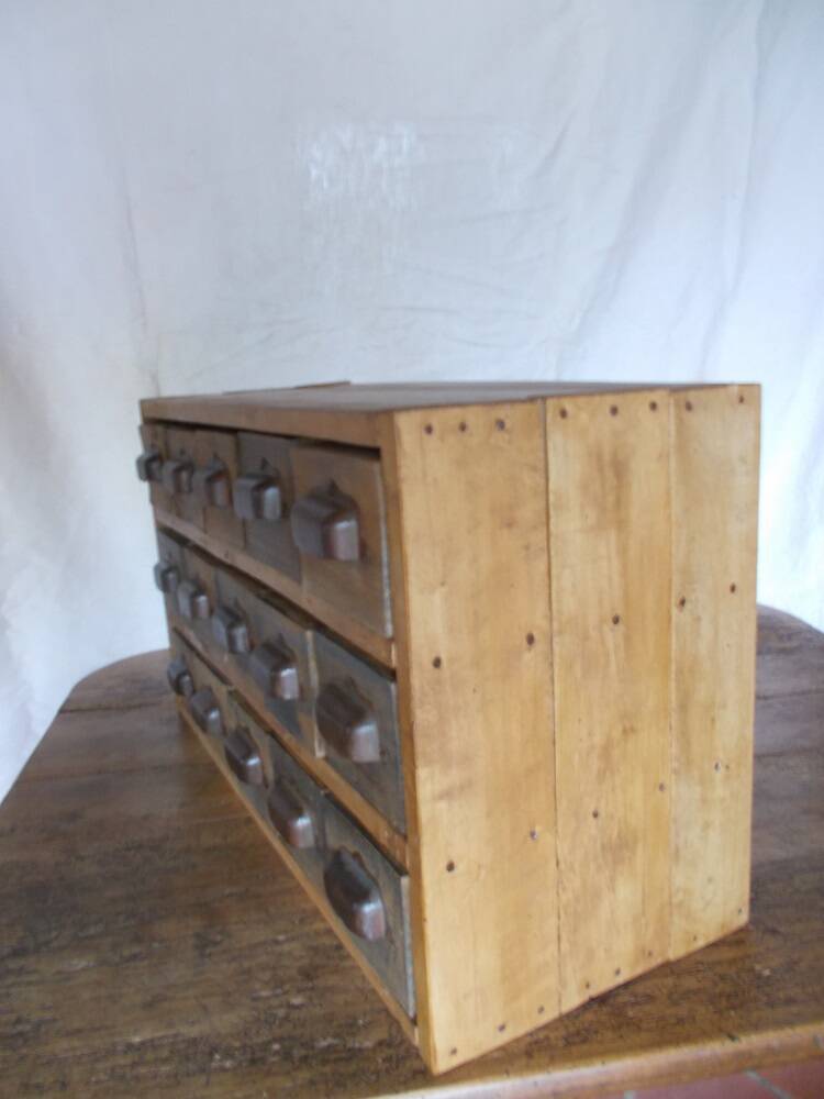 Small workshop cabinet with drawers