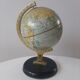Globe terrestre en métal ancien