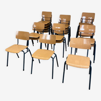 Lot de 22 chaises d'école bois clair acier bleu Ahrend, Pays Bas, années 70