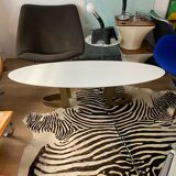 Table basse ovale en corian de Martine Cazes et Thierry Conquet