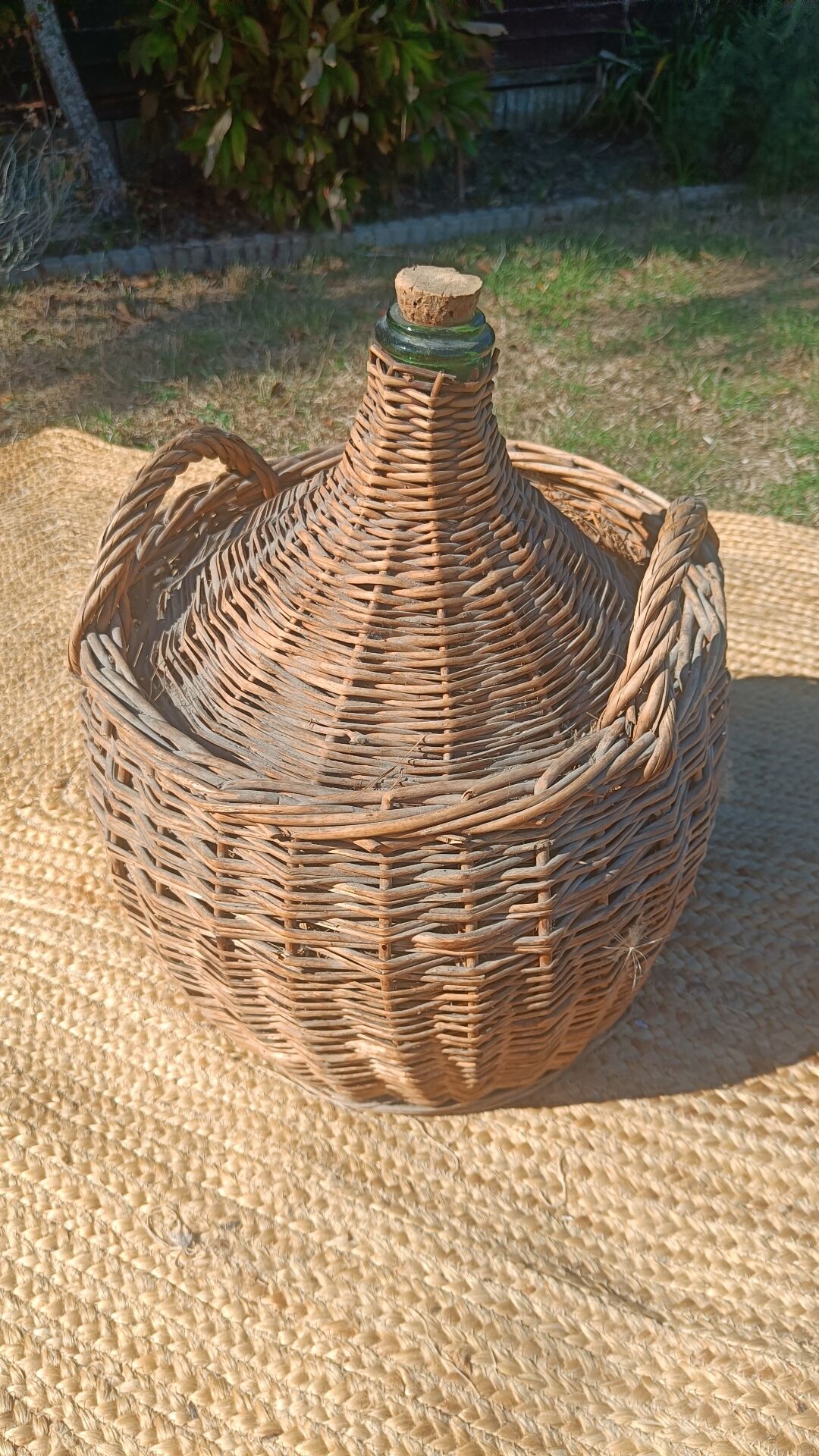 dame-jeanne ancienne en verre vert et osier