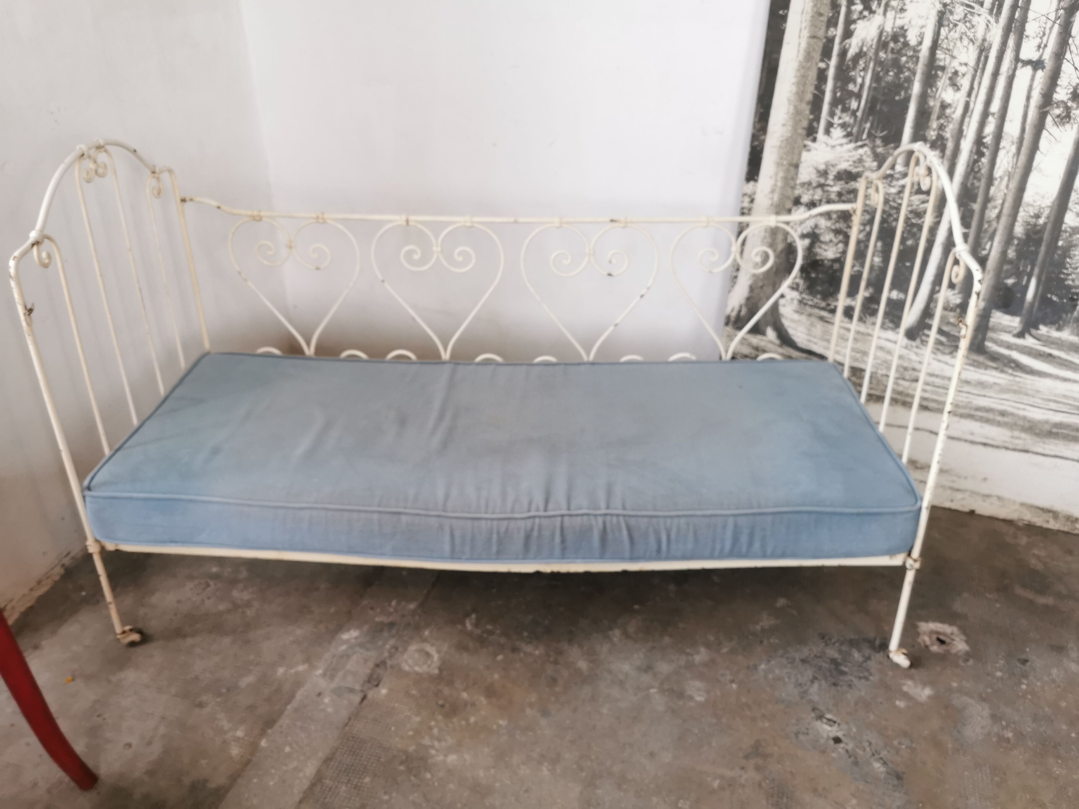 Bed, wrought iron bench