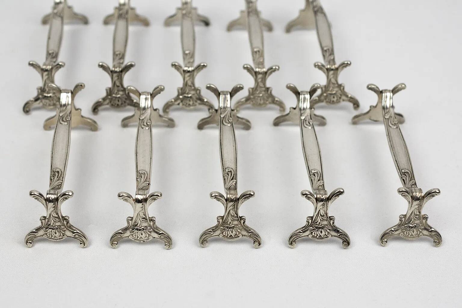 Christofle – Set of 10 Art Nouveau knife rests with chrysanthemum decoration