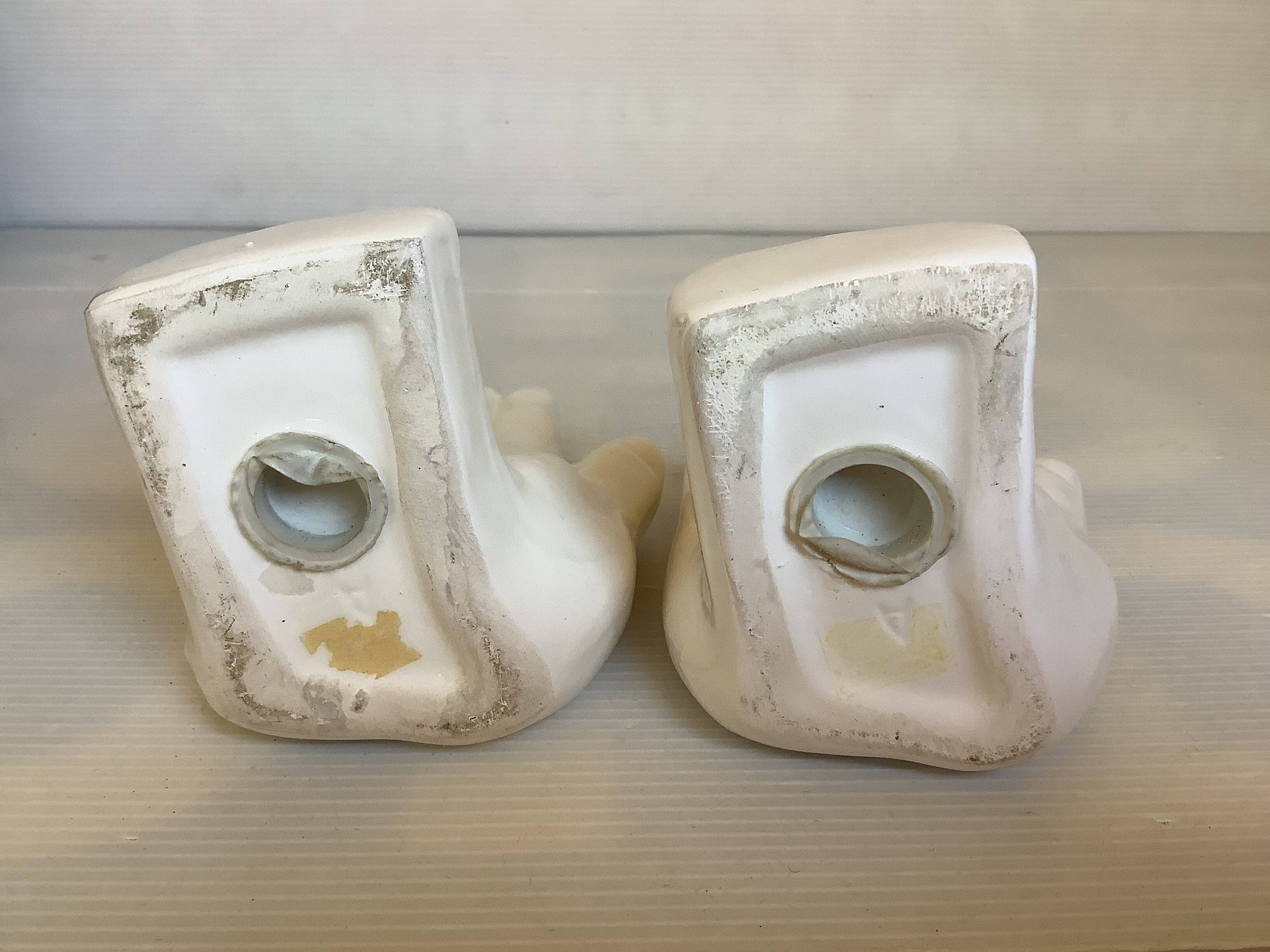 Paire de serre livres mains