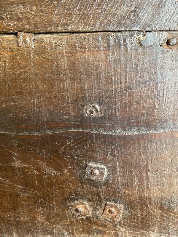 Grand coffre indien sur roulettes début XXeme