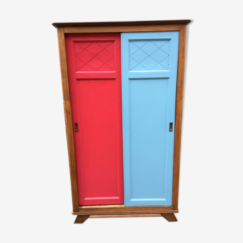 Armoire vintage à pieds compas en chêne à 2 portes coulissantes peinte en rouge et bleu